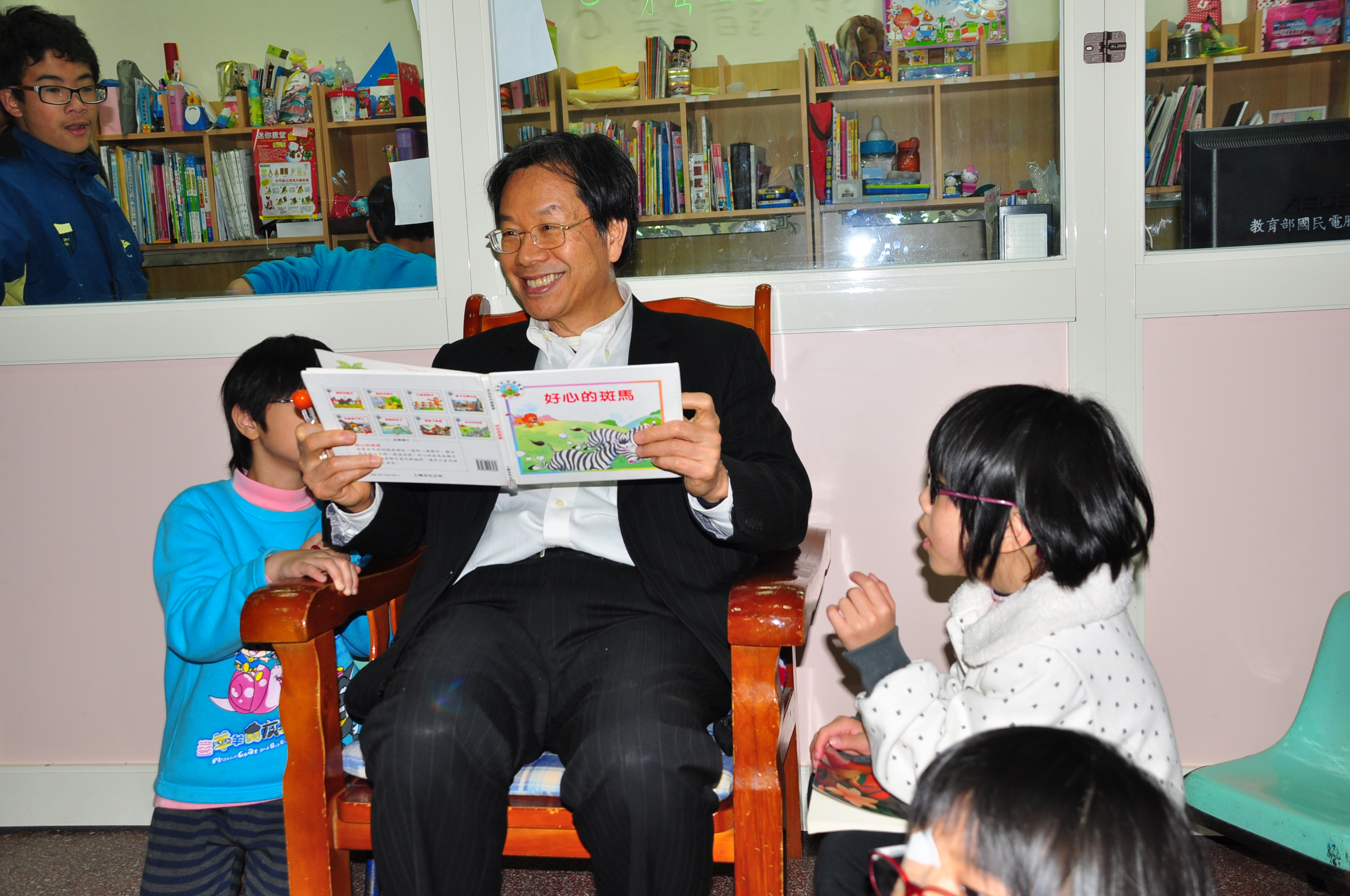 衛福部長蔣丙煌到愛心育幼院致贈加菜金

      院童說繪本故事給部長聽  部長樂當學生

