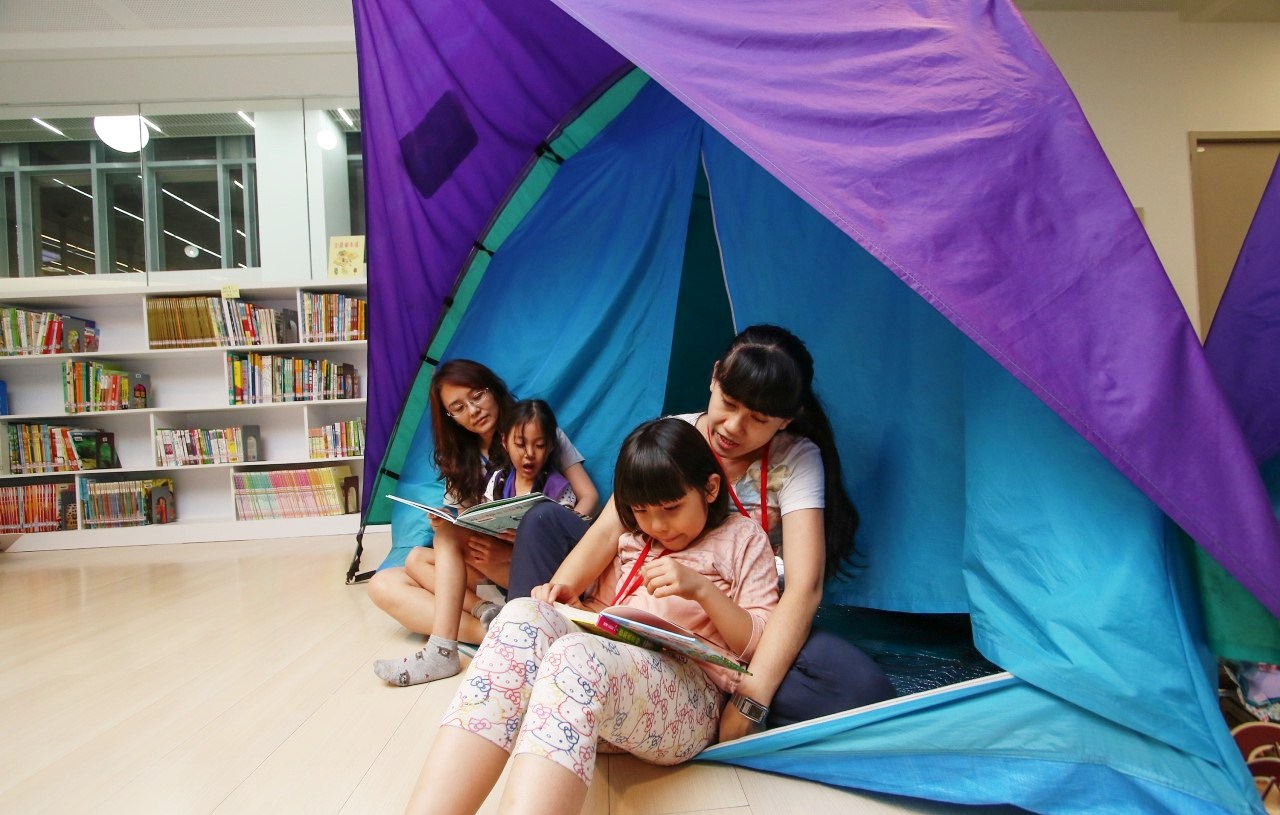 圖書館變成家裡的書房臥室
學童夜宿圖書館
搶先體驗新奇兒童閱覽區
