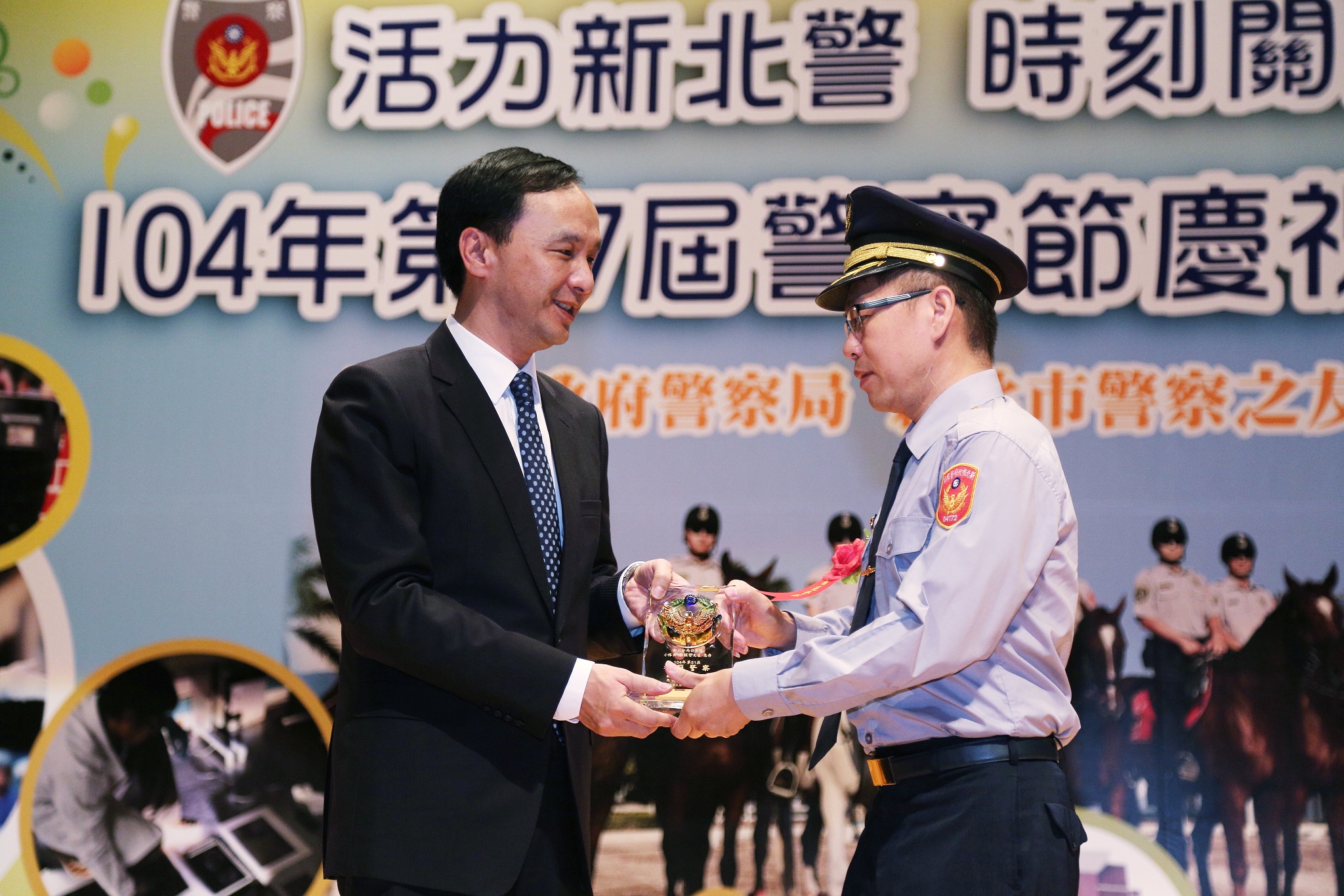 歡慶警察節 朱市長表揚新北模範警察