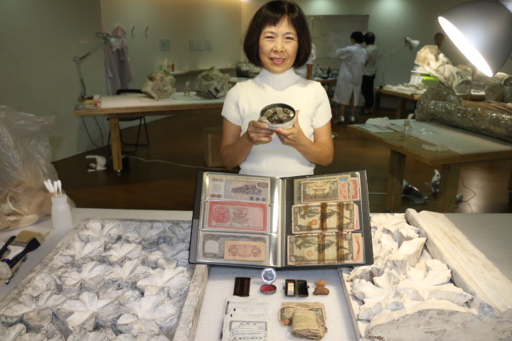 文化局志工高錦佑將家傳古錢幣帶給修護師檢視