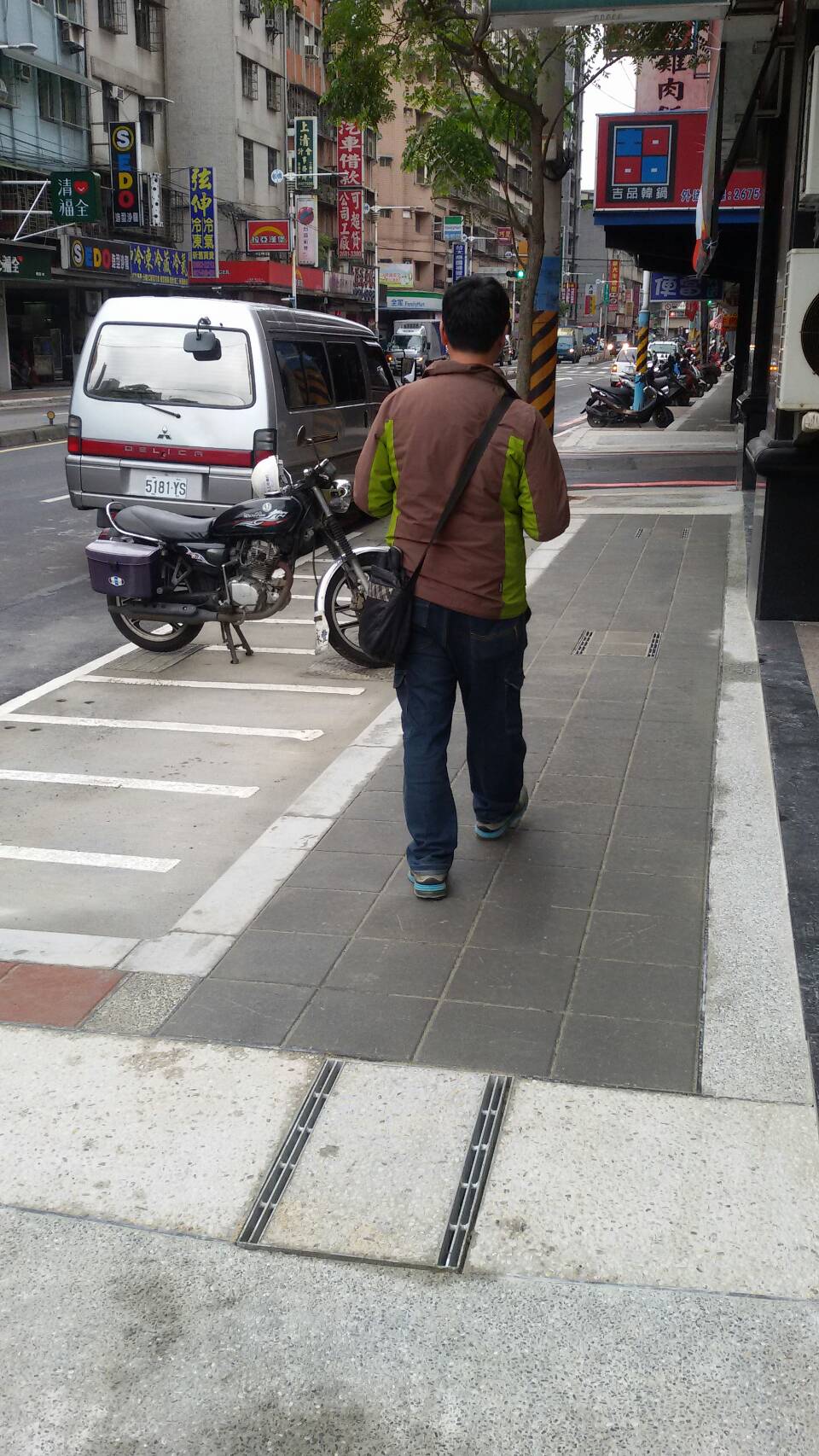 板橋篤行路人行道更新完成