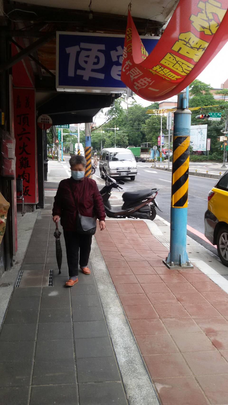 板橋篤行路人行道更新後，老人家行走更方便