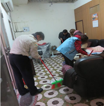 替代役男協助清掃2