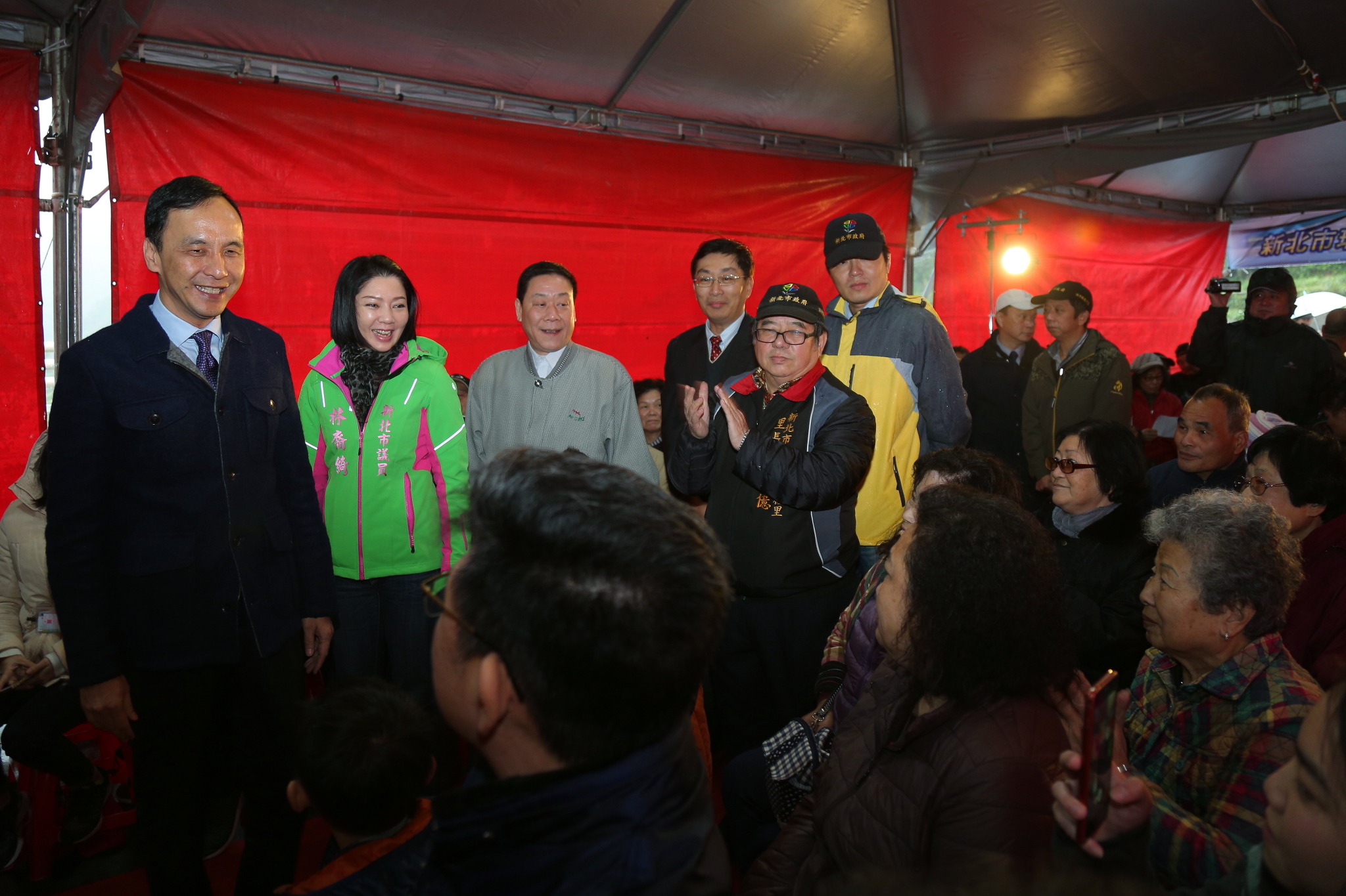 朱市長主持瑞芳區侯硐介壽橋啟用典禮提早與在地居民拜年