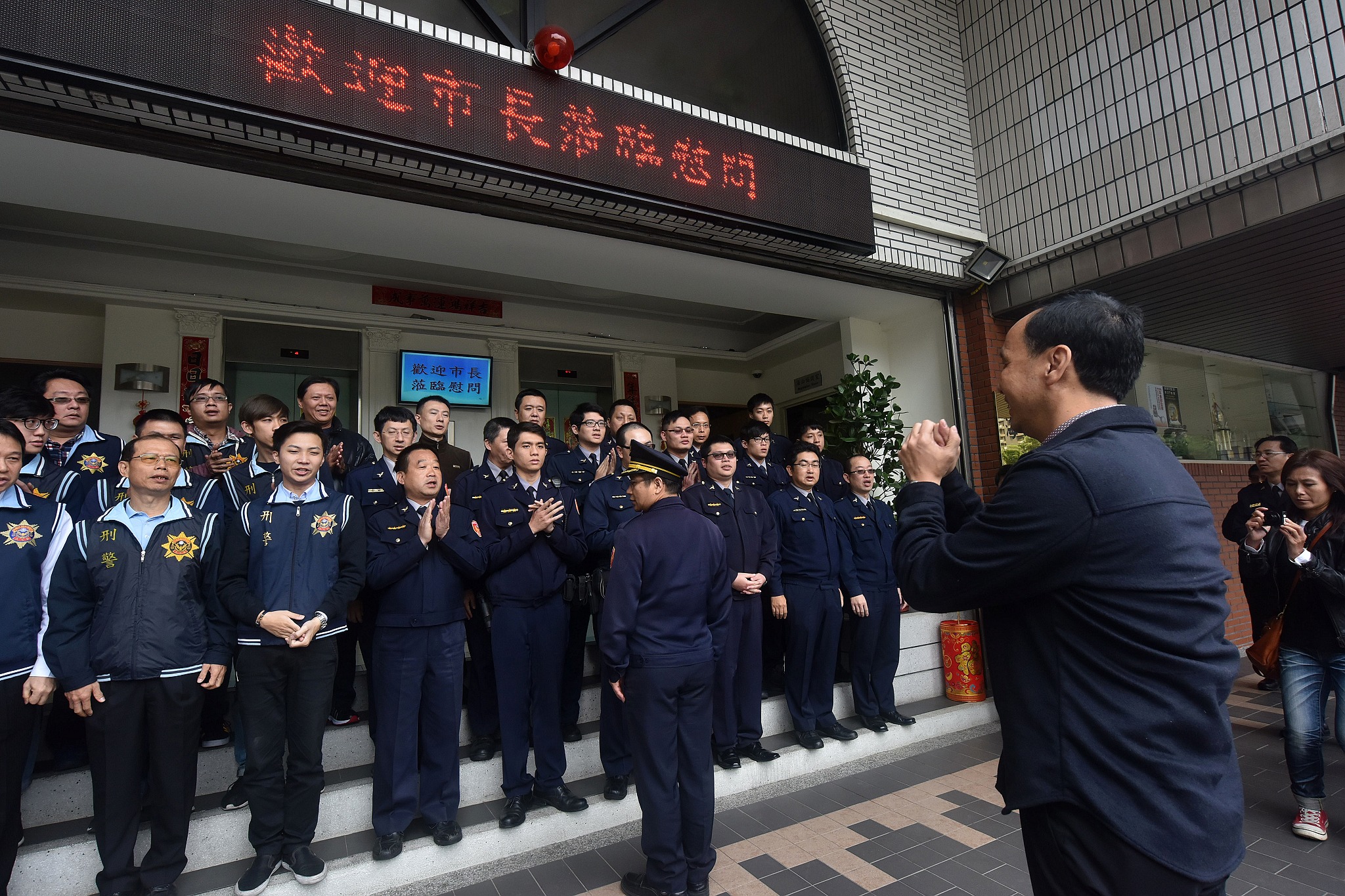 朱市長慰勞警消留守同仁