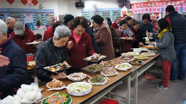 志工上菜與長輩歡慶新年