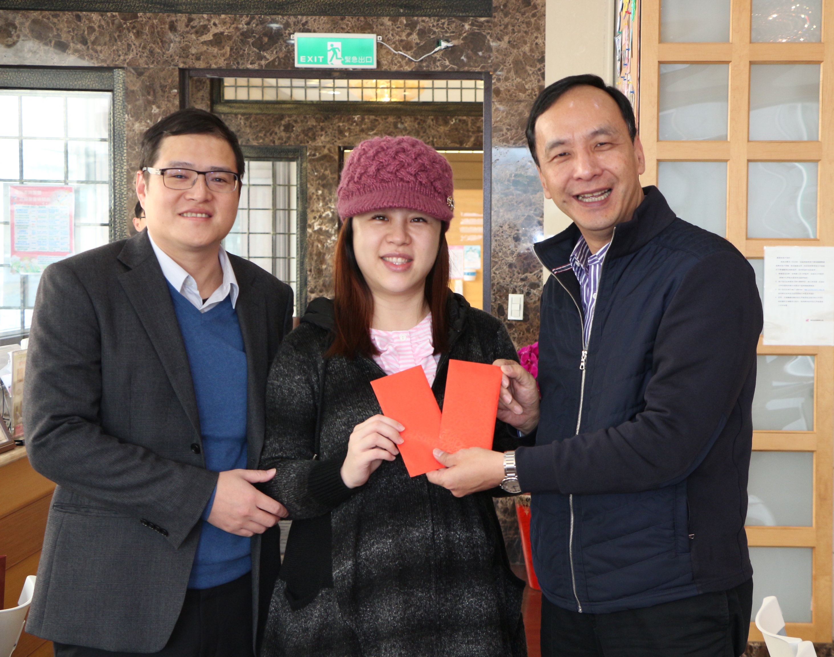 市長朱立倫探視議員劉美芳，並致贈生育獎勵金