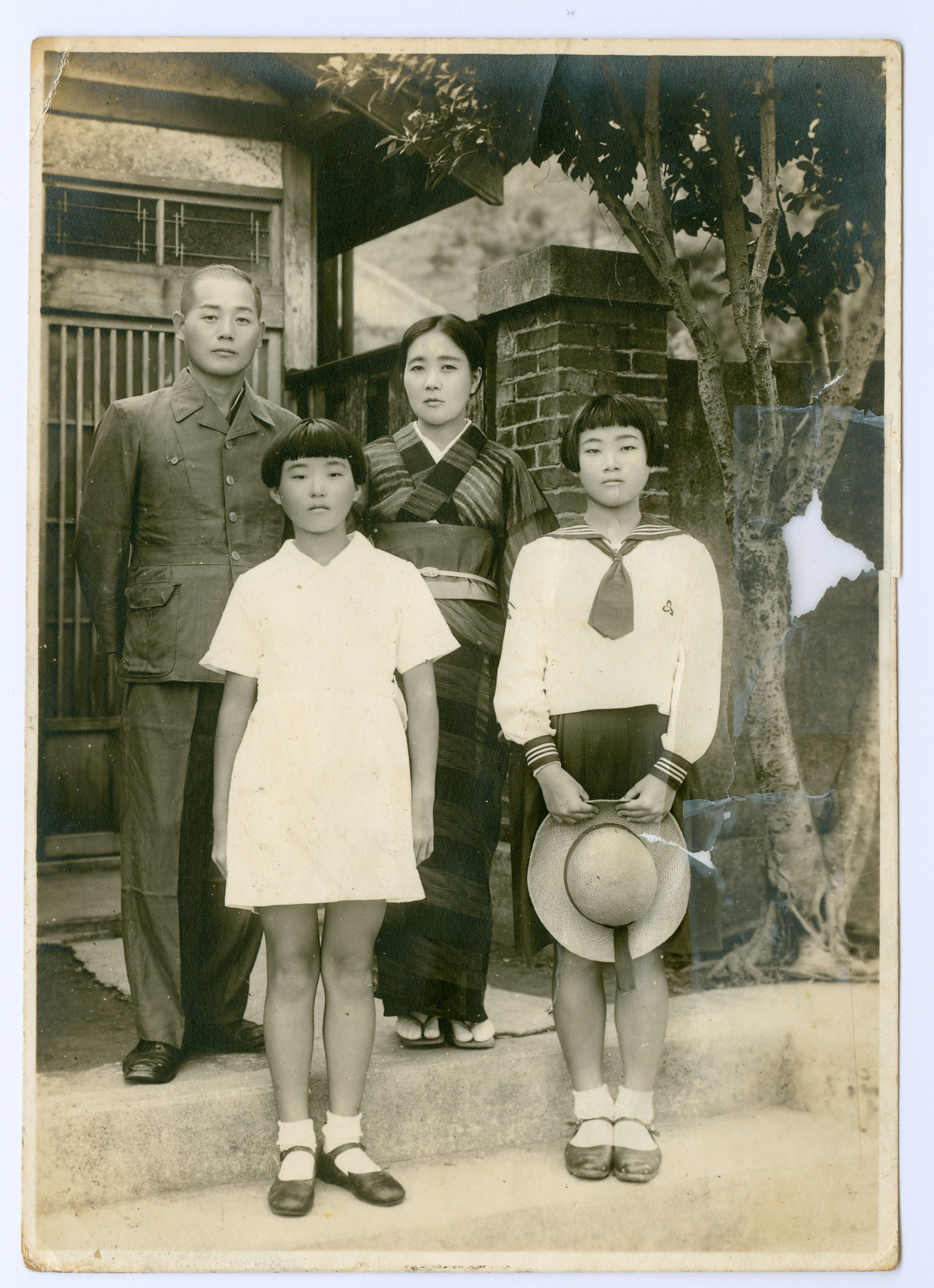 高成初子(第一排左1)提供，1943夏(昭和18年)攝於金瓜石四連棟自家門前