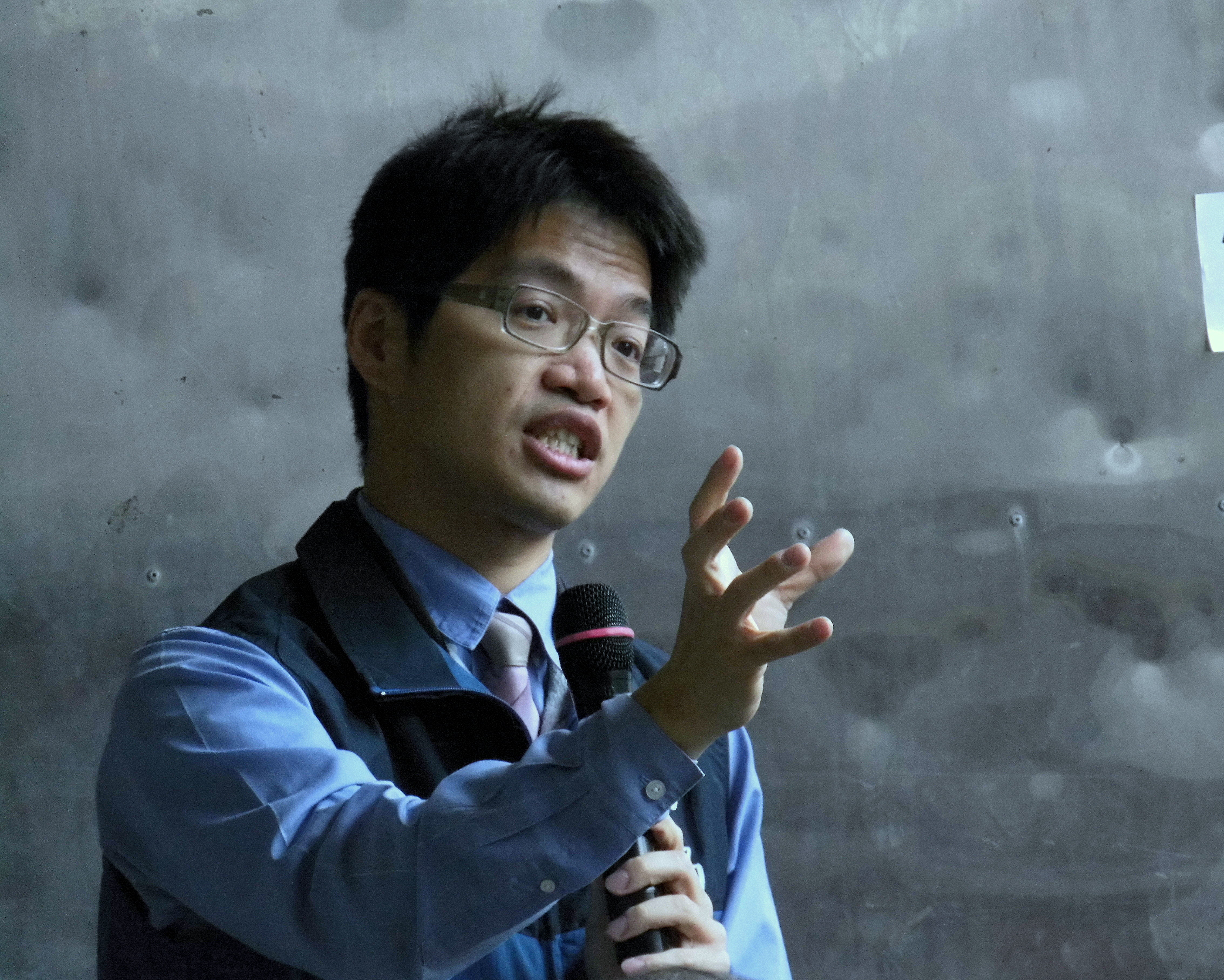 國家地震工程研究中心研究員盧志杰說明鑽探工法及步驟流程項目