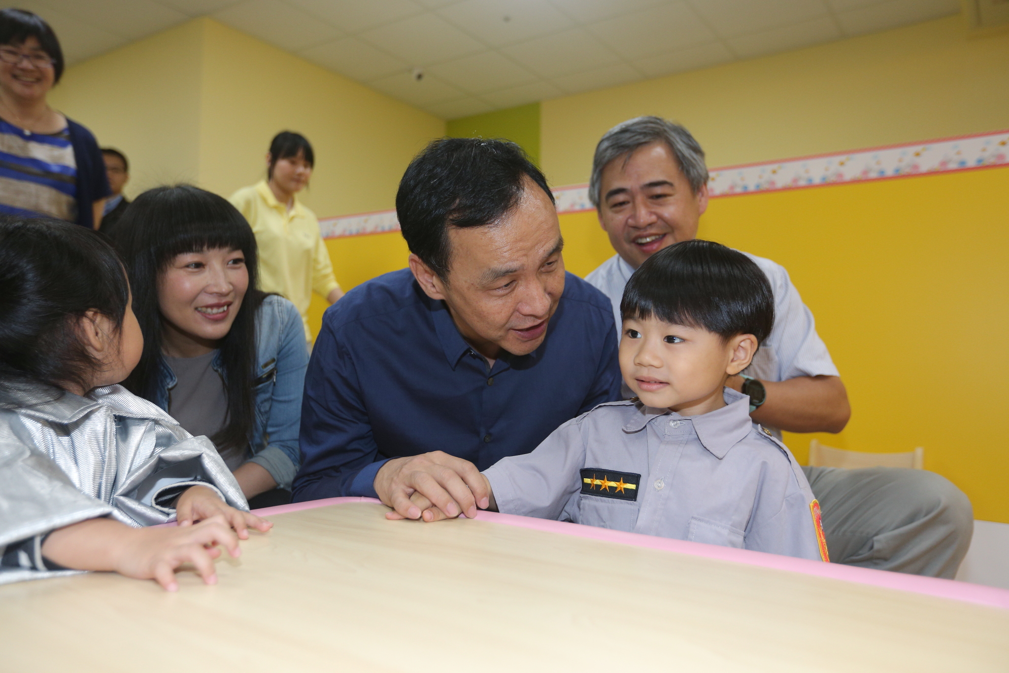 朱市長參觀麗林公共托育中心與小小警官體驗角色扮演