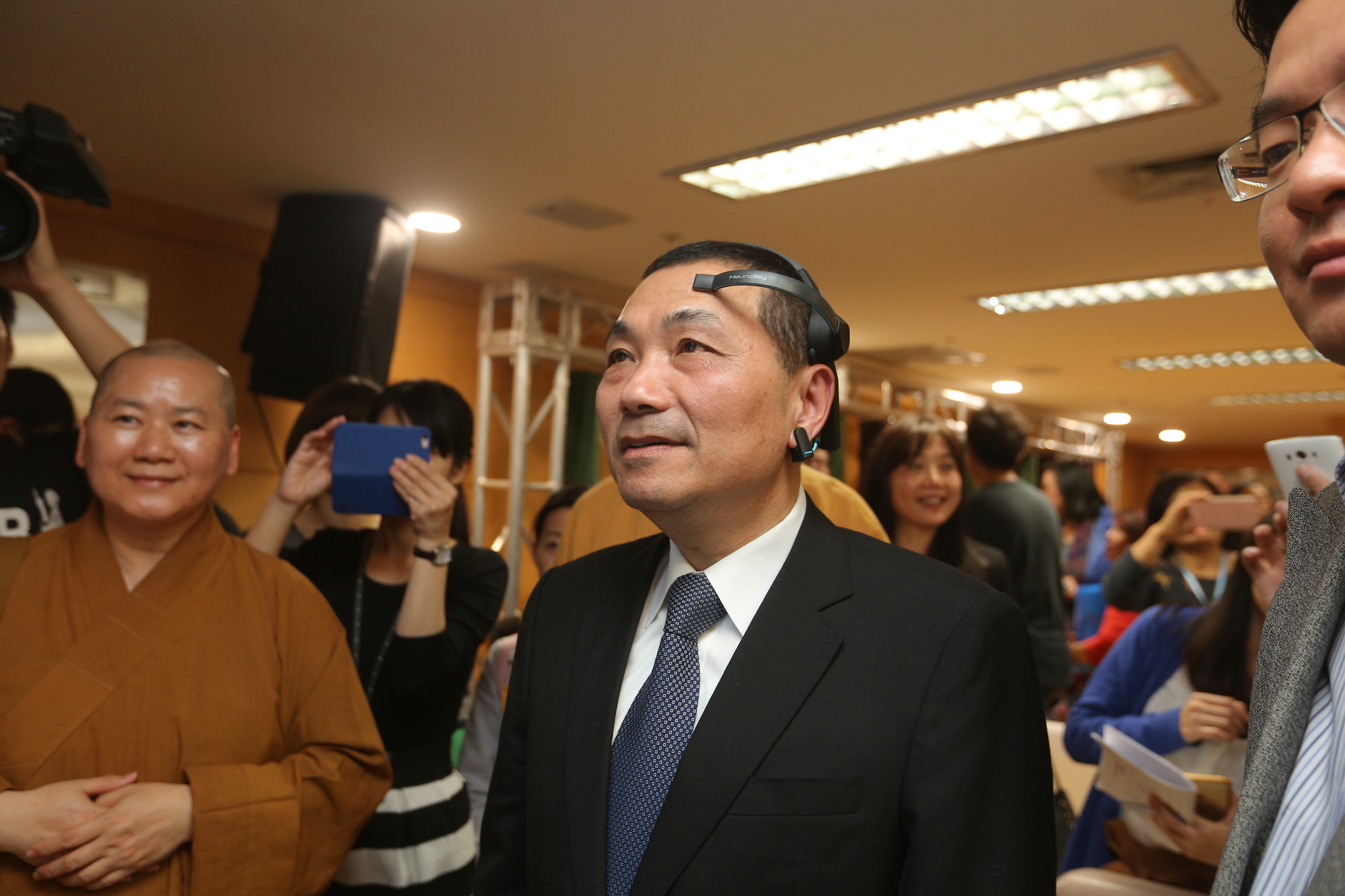 侯副市長現場測式腦波禪定的腦波儀