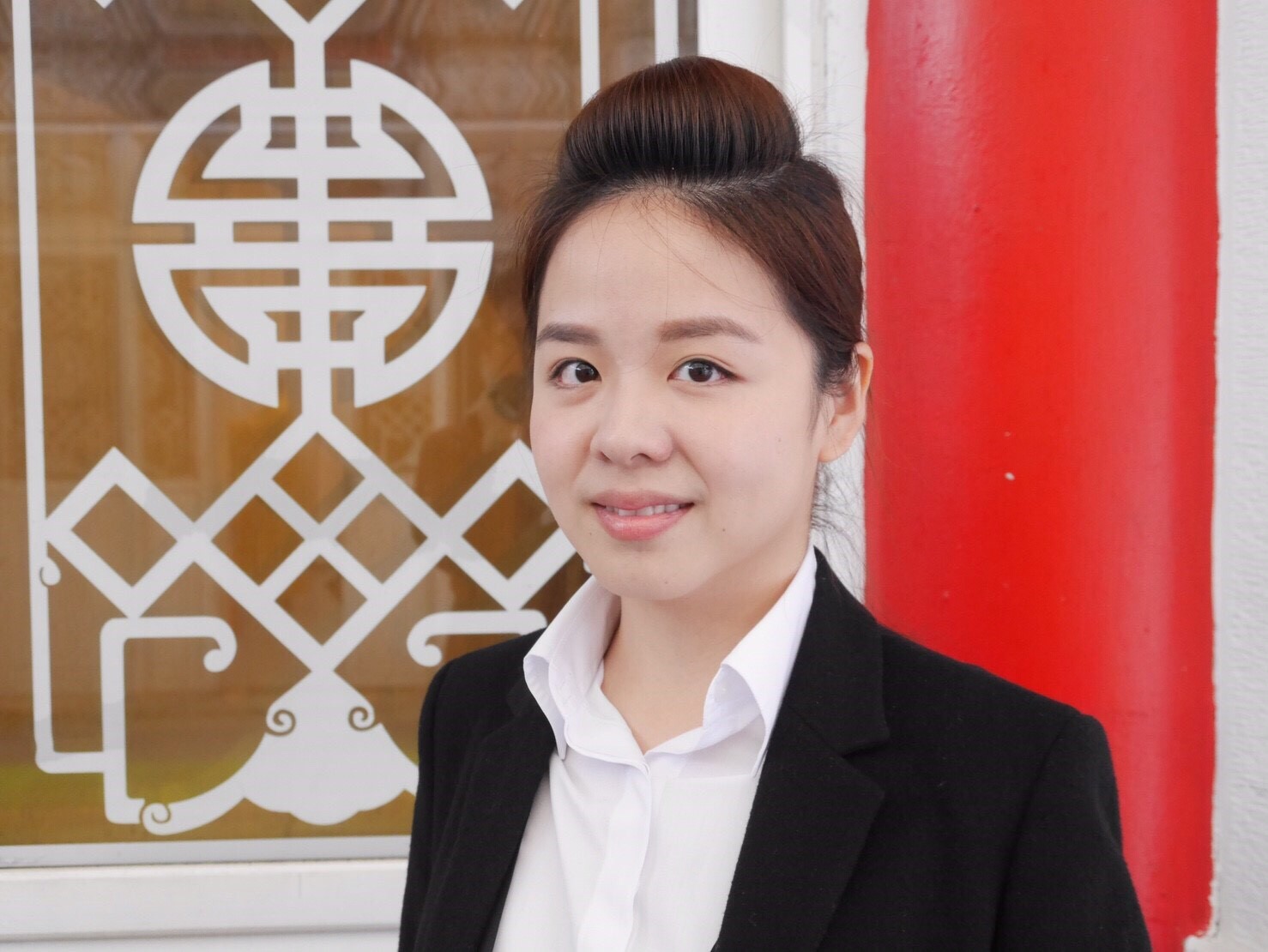 28歲的高上晴家族3代從事殯葬業超過60年，她從小就接觸接體、洗身、穿衣、化妝、入殮的工作，英國留學後，不捨媽媽工作辛勞，決定投入殯葬行業幫助媽媽一起工作-各