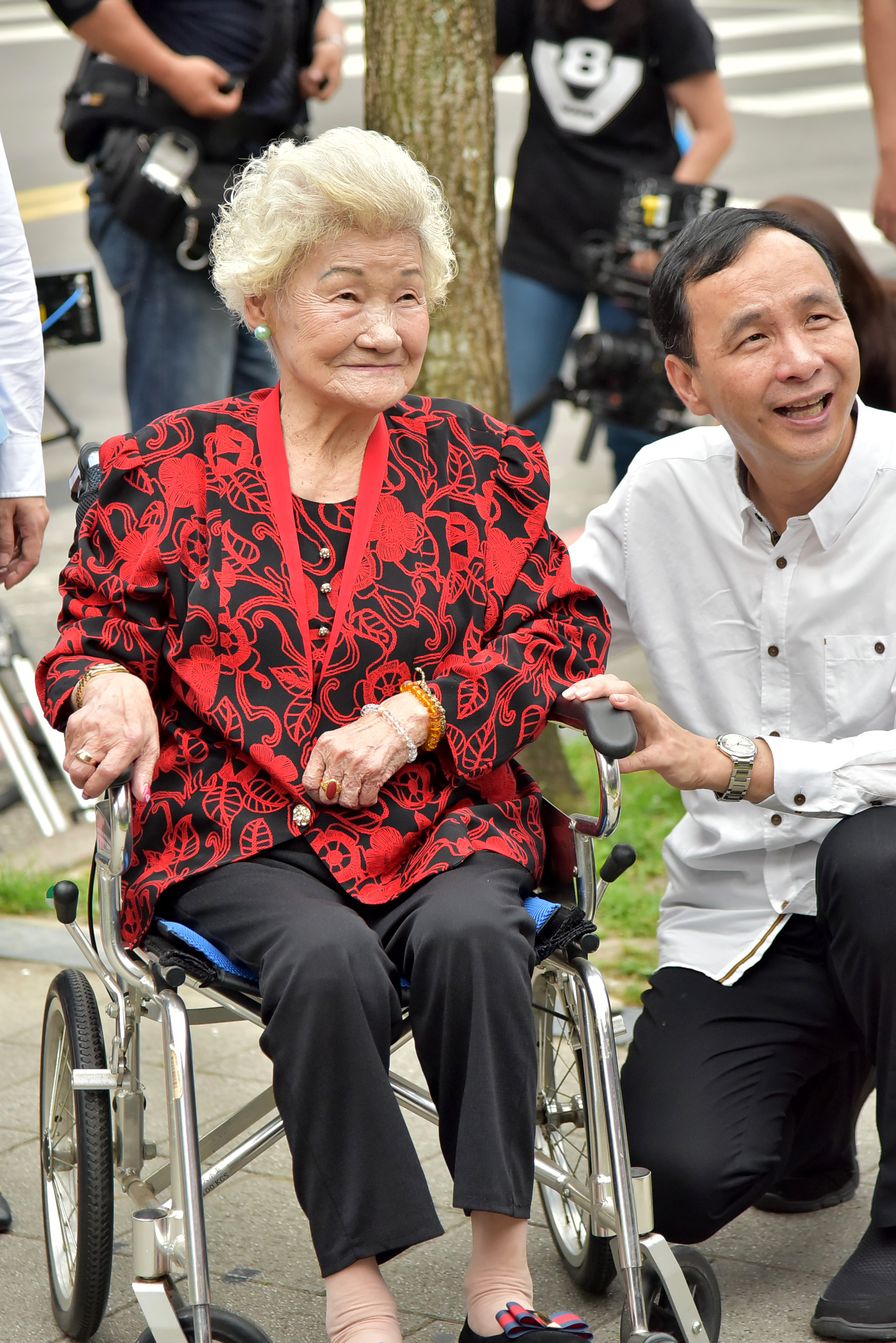 朱市長與蘇奶奶遠看新房子