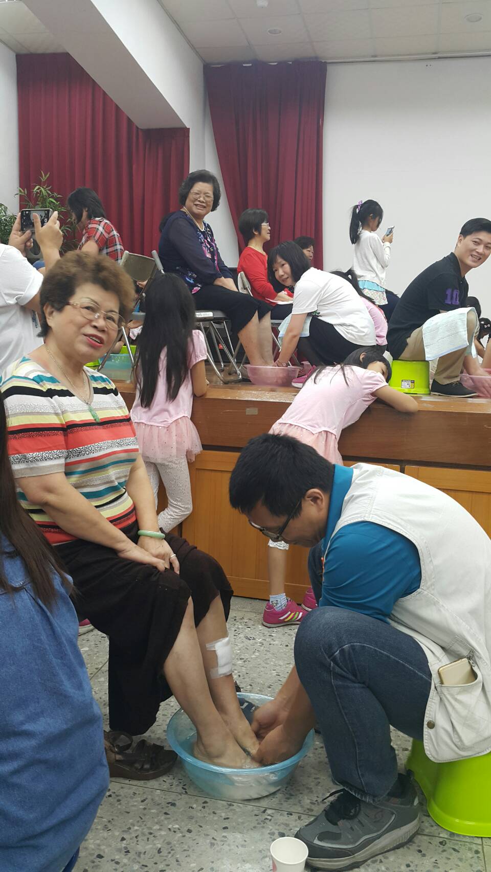 洗腳報親恩