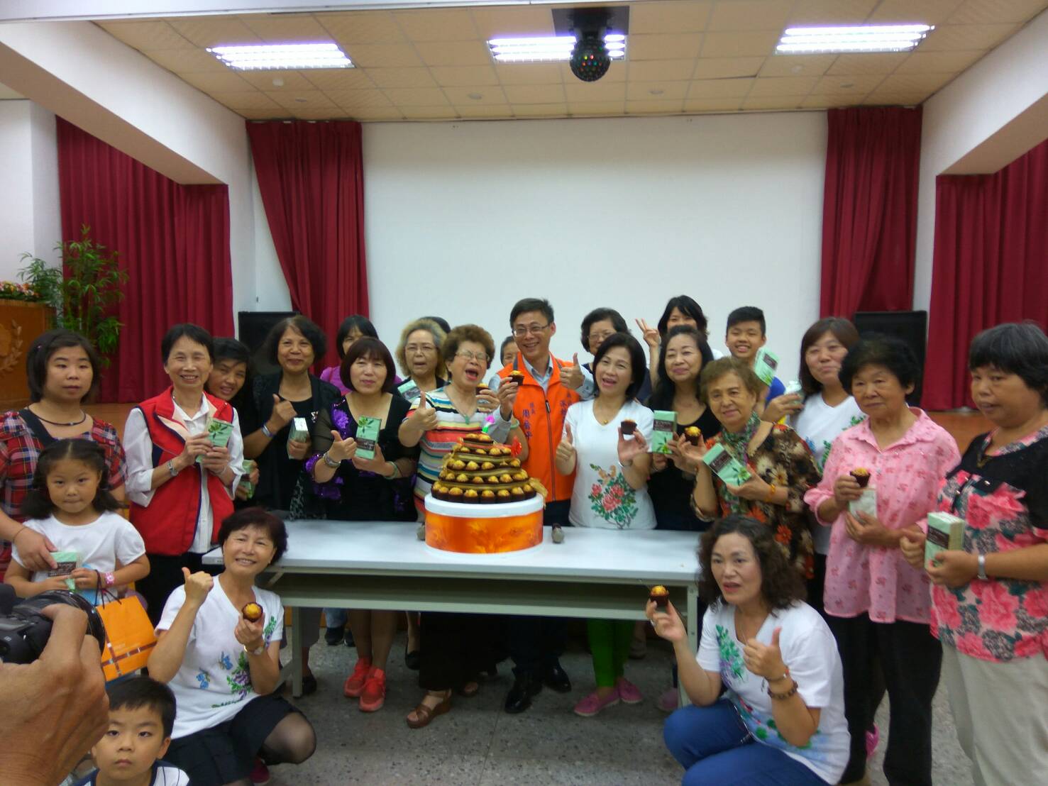婦女會為母親慶生