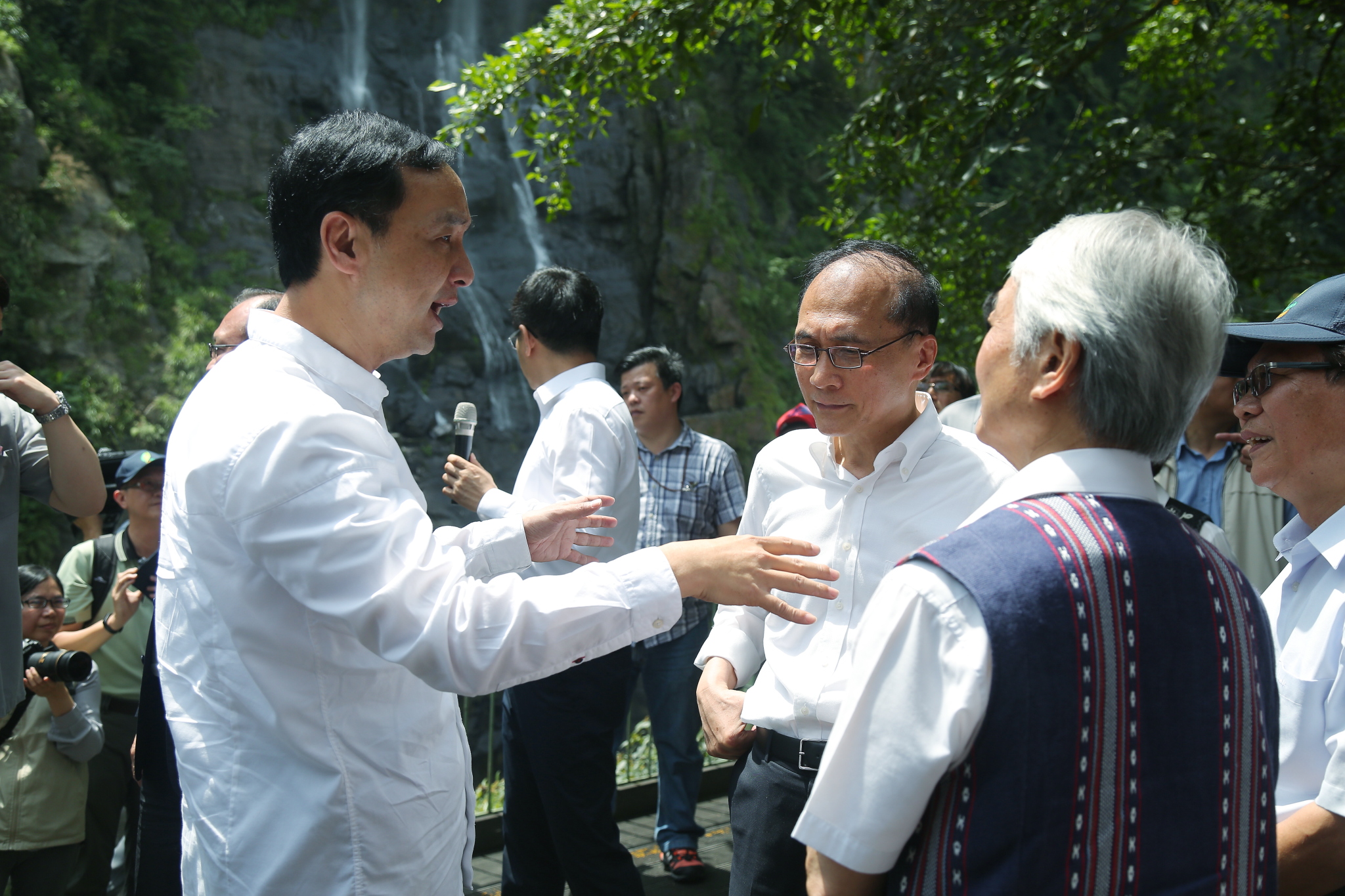 朱市長陪同行政院長林全參觀烏來瀑布並聽取地方意見