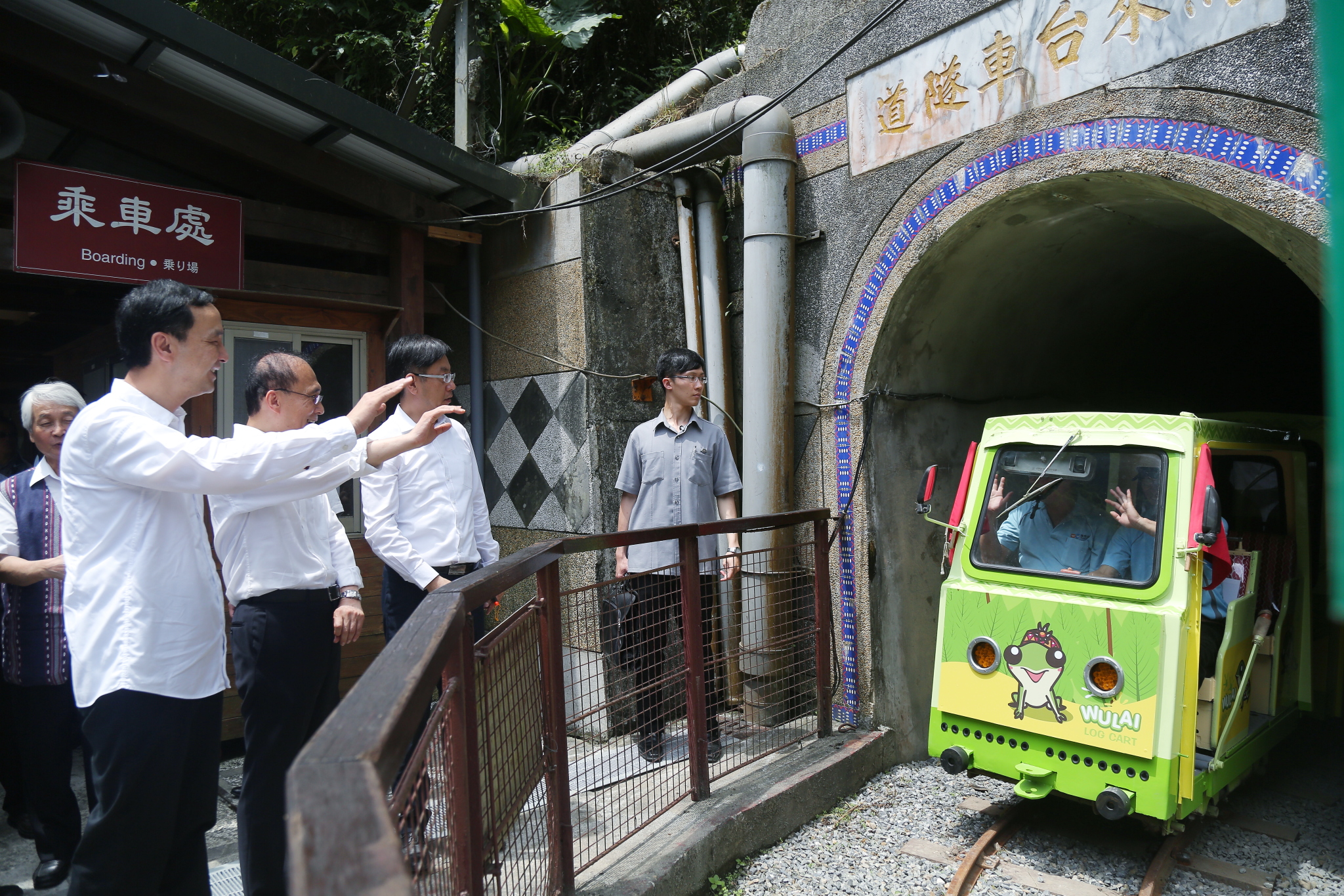 朱市長陪同行政院長林全視察烏來台車復建工程