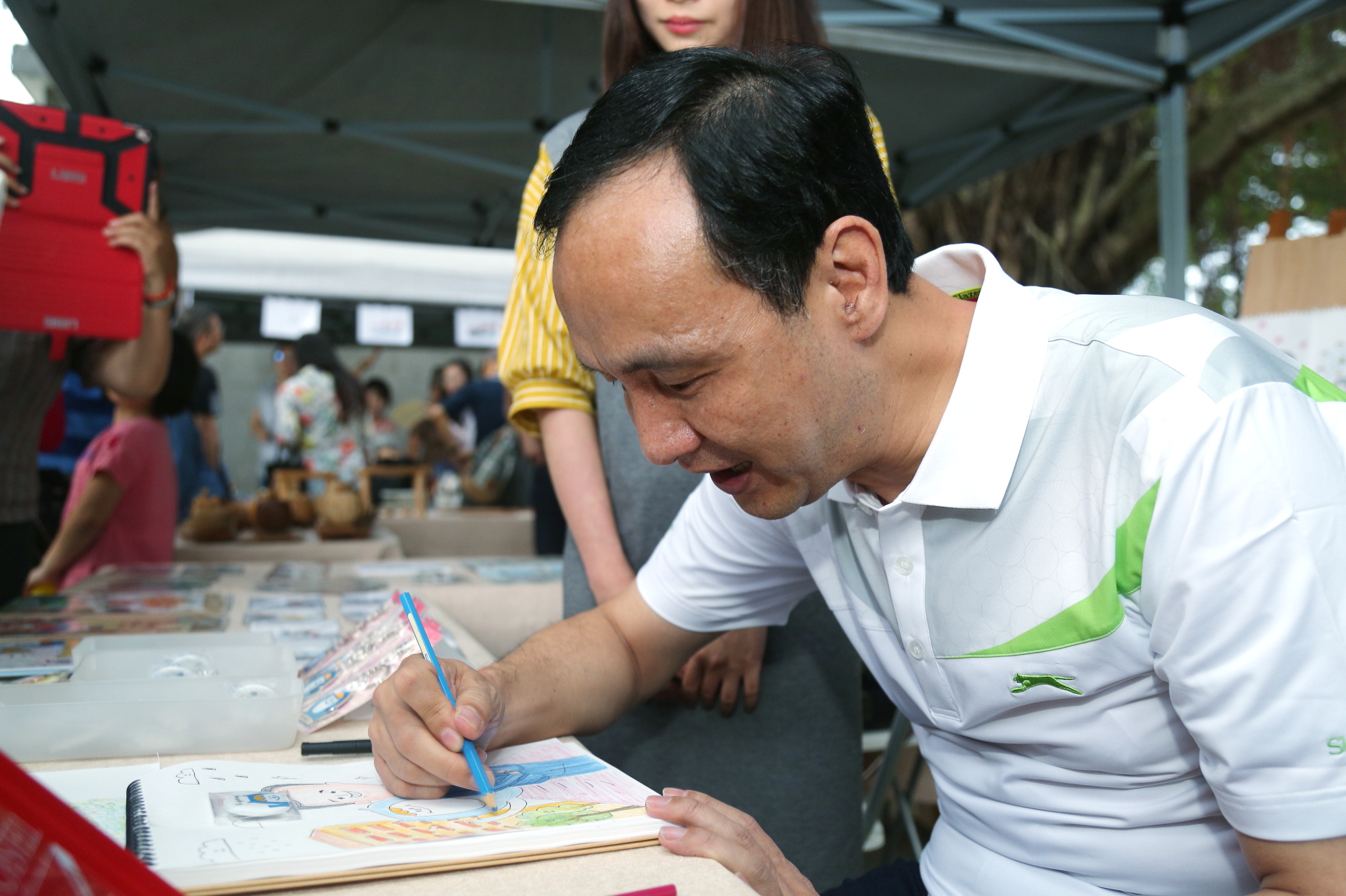 朱市長出席「玩藝關頭 周末藝術趴」與圖像創作者一起繪製圖像