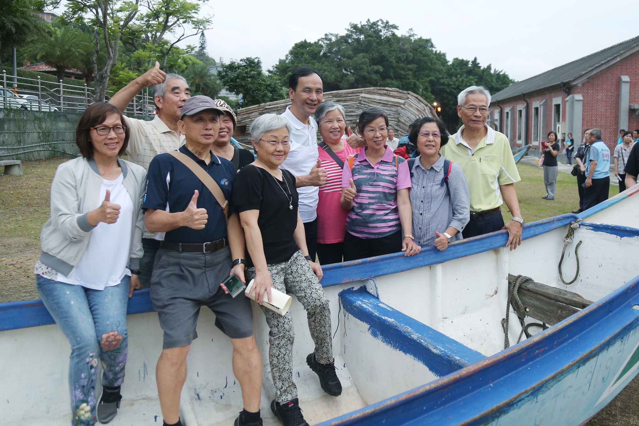 朱市長在海關碼頭草坪區與熱情民眾合影