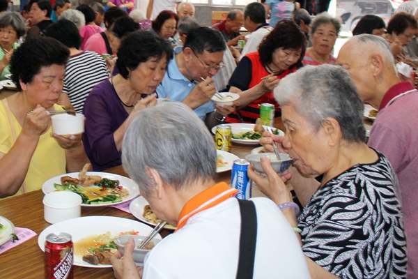 有機食材揪安心 共餐長輩們吃得心花開