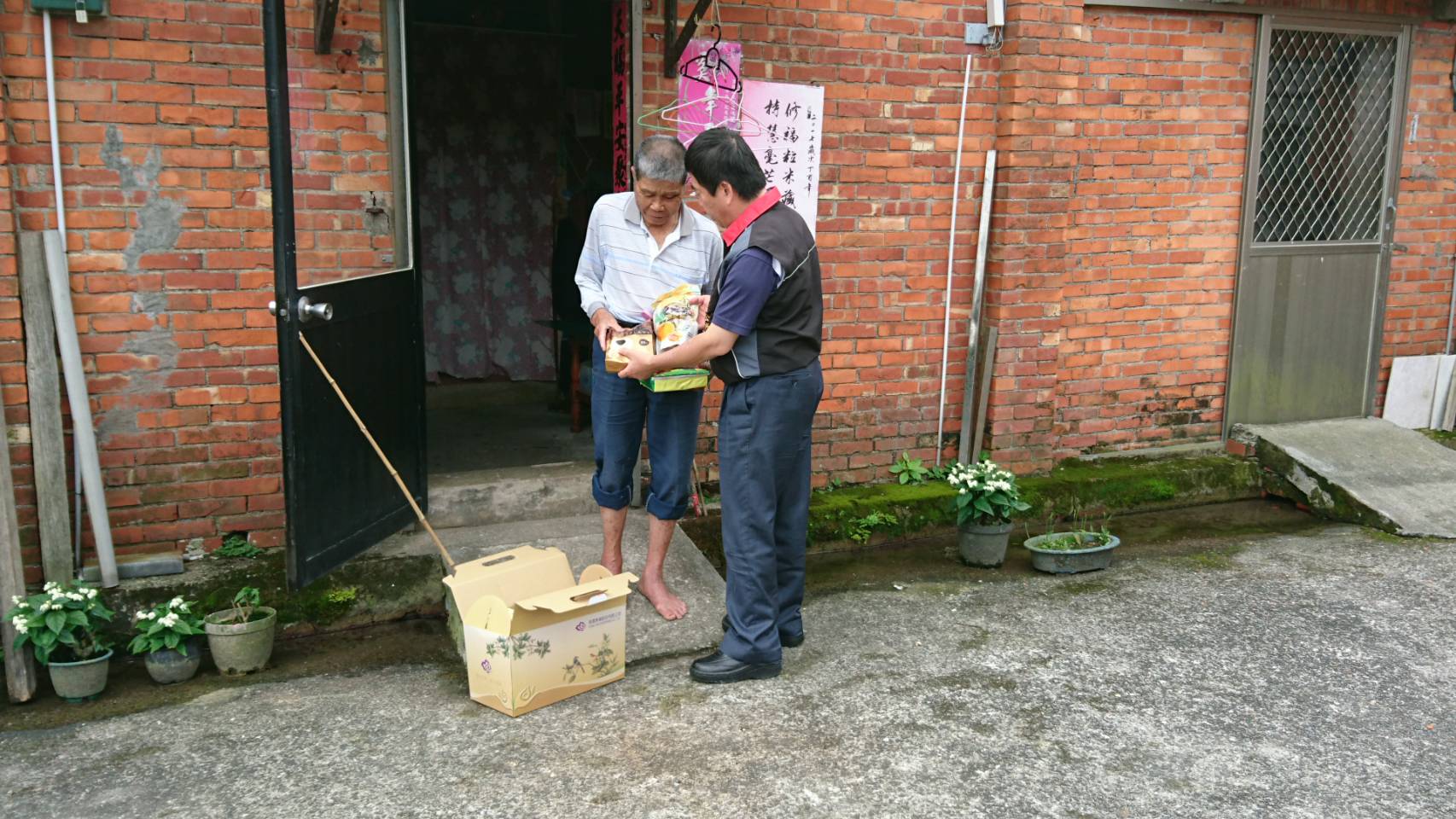 區長至獨居長者家贈送肉粽