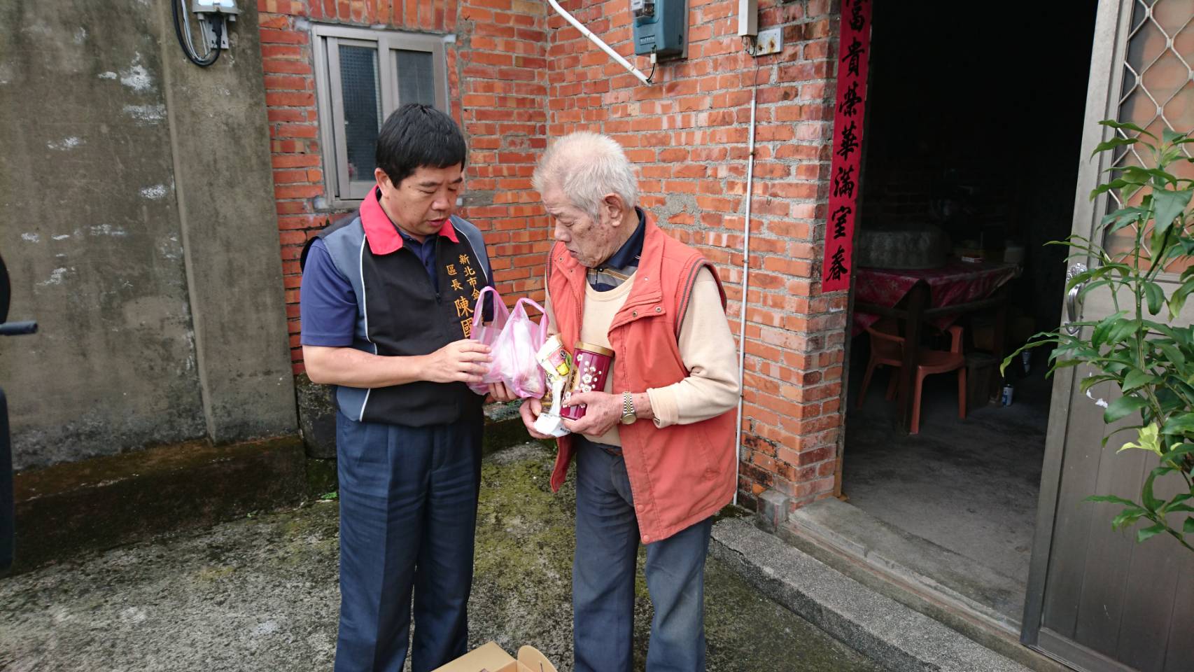 區長到府關心長者的健康