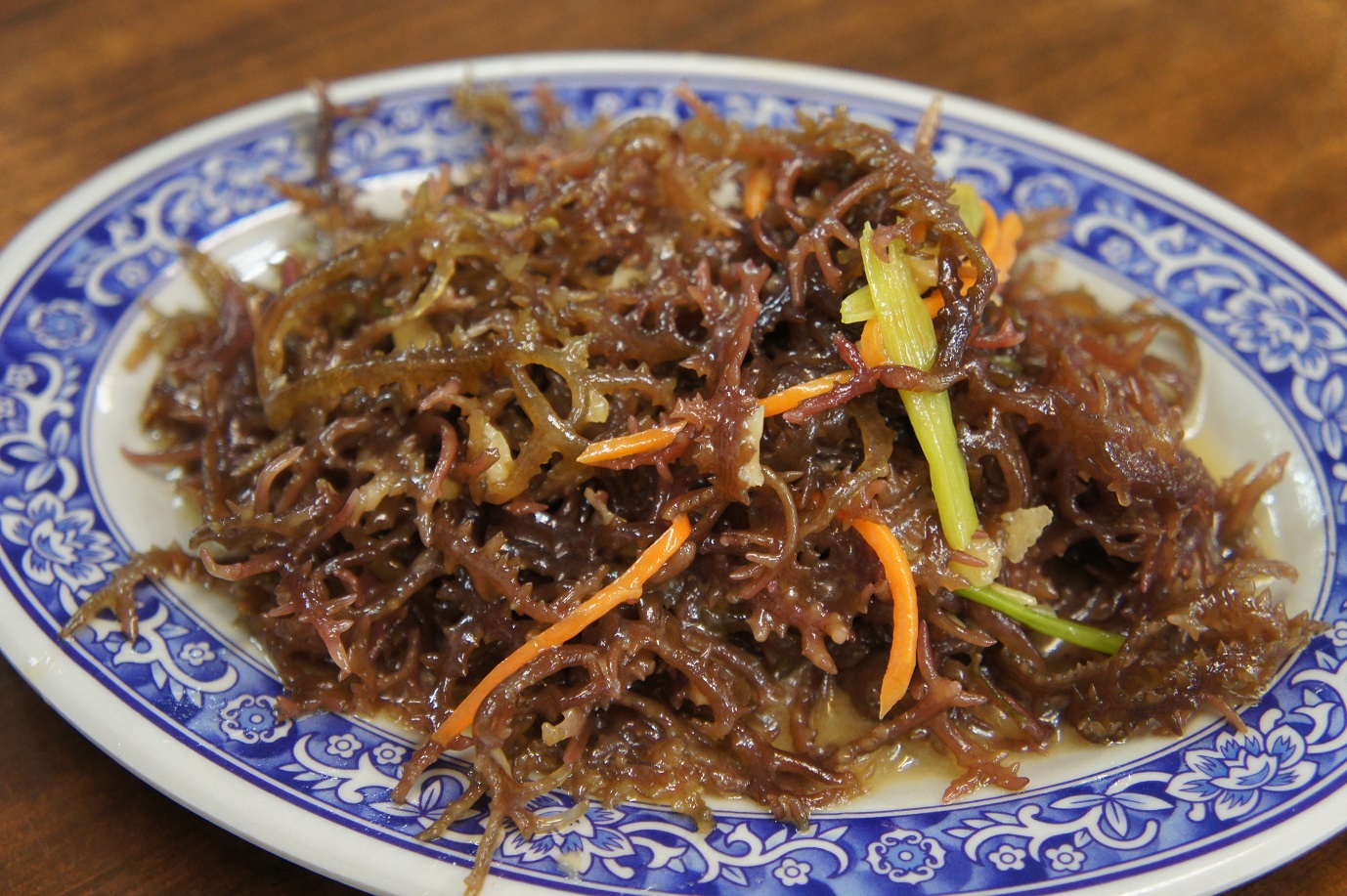 麒麟菜是卯澳灣海域覆蓋率最高的海藻，當地常作為涼拌食材。(涼拌麒麟菜)
