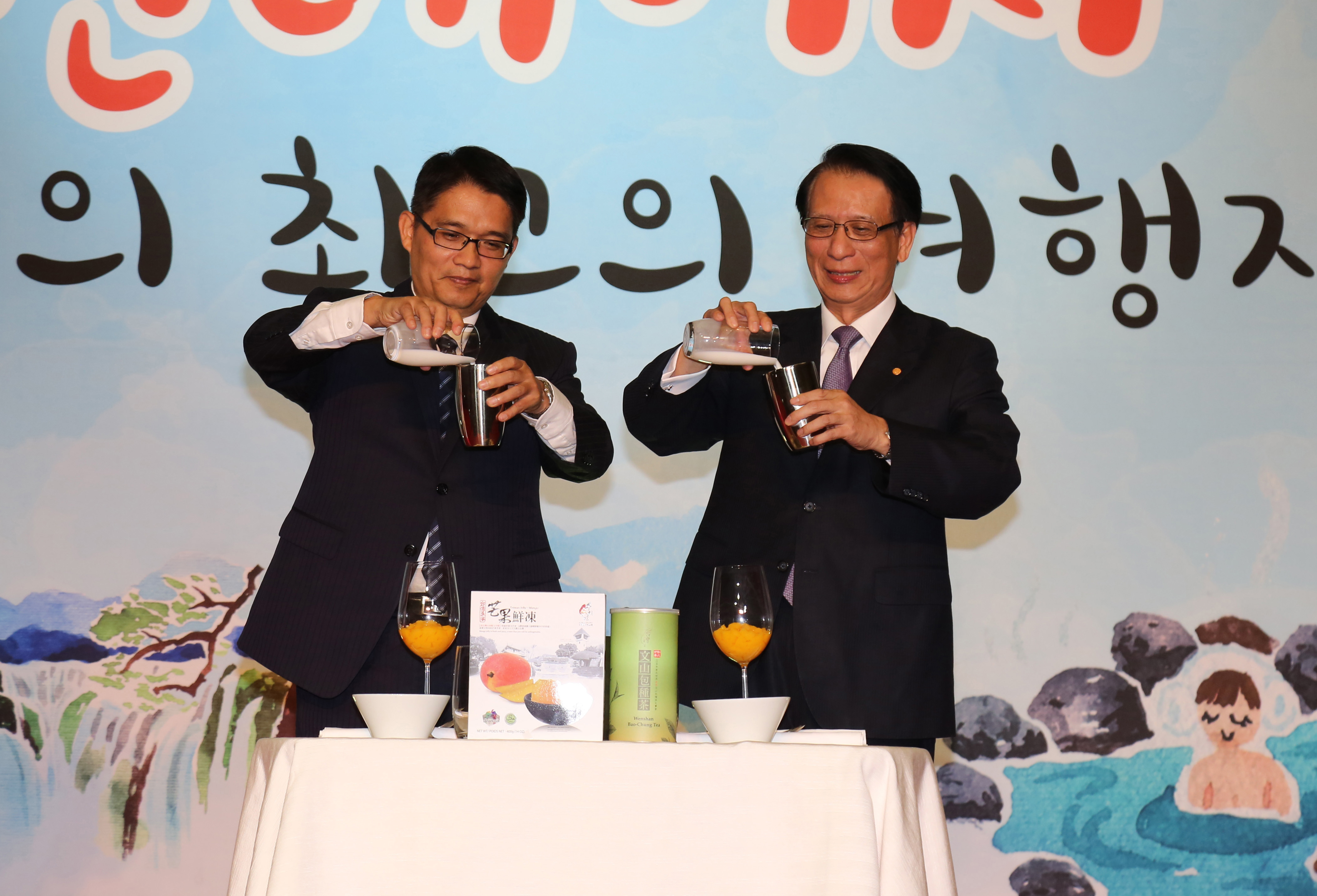 新北市政府邱敬斌副秘書長(左一)及長榮航空柯金成發言人(右一)手搖芒果凍鮮奶茶推薦新北文山包種茶-2