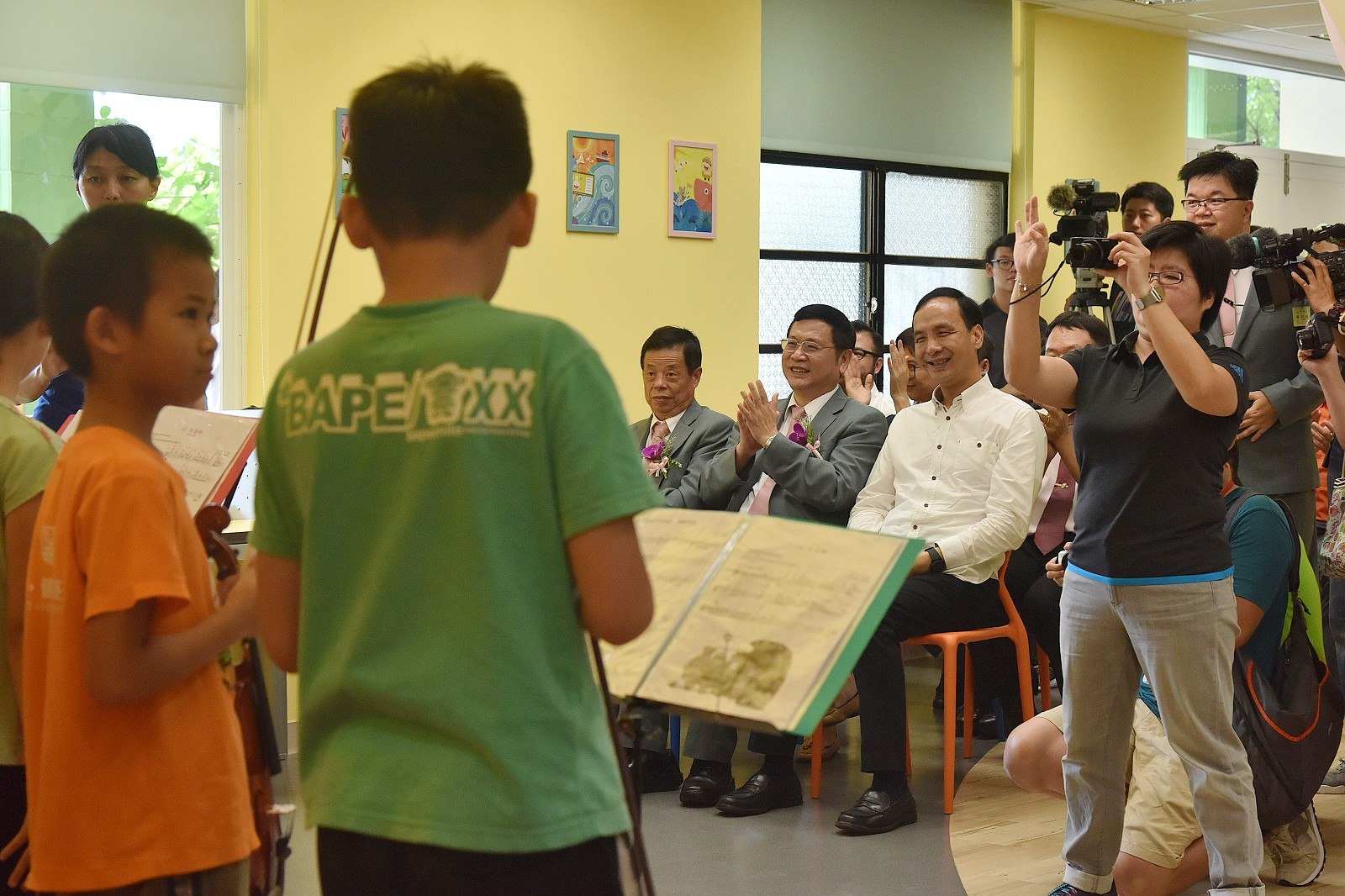 朱市長欣賞學生的小提琴演奏
