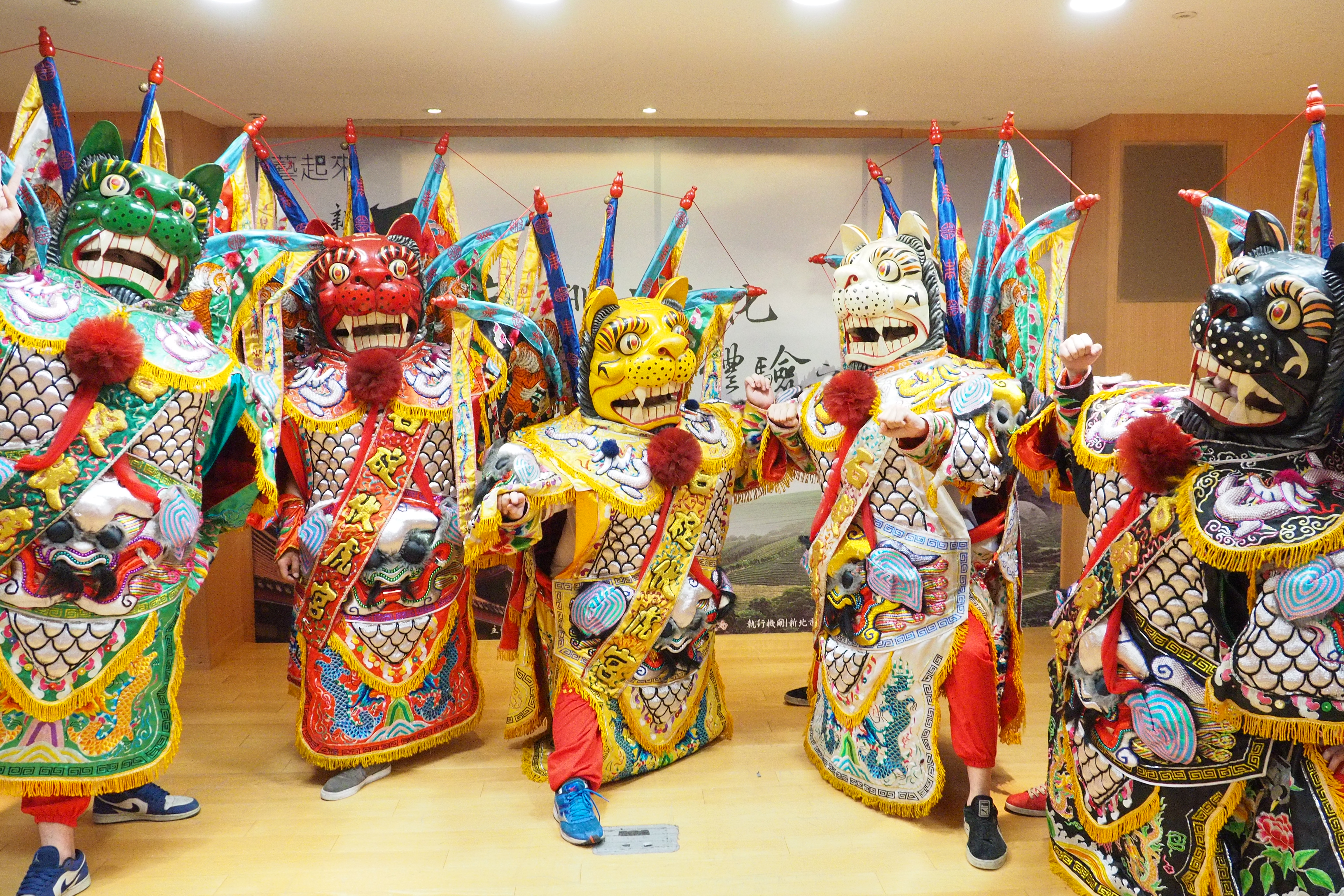 虎爺公廟五虎將軍(由左至右分別代表)健康虎、人氣虎、招財虎、吉祥虎、行運虎-新北市文化局