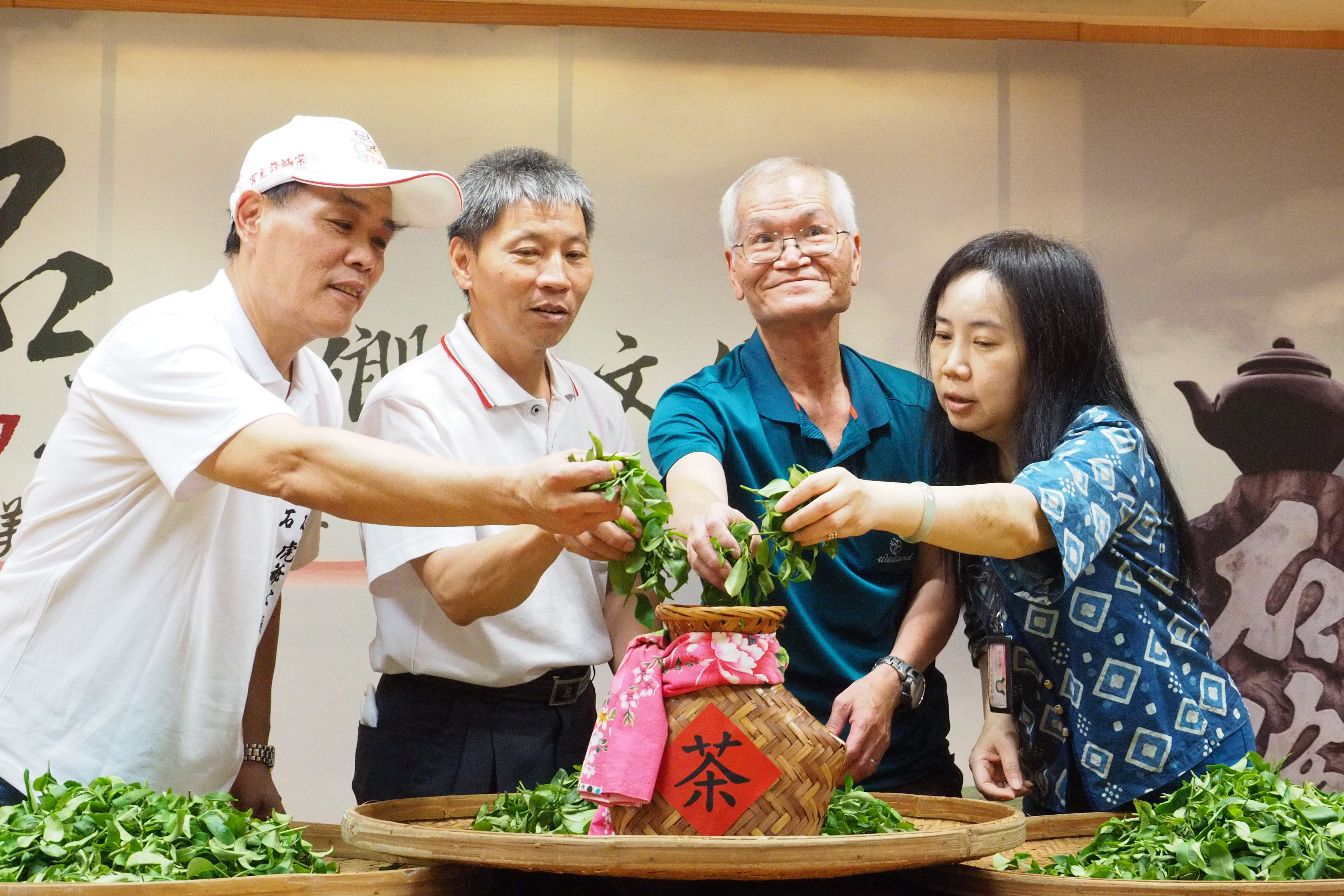 貴賓共同將茶葉成品一同封存到時光膠囊中，象徵長久孕育而成的石碇文化-新北市文化局