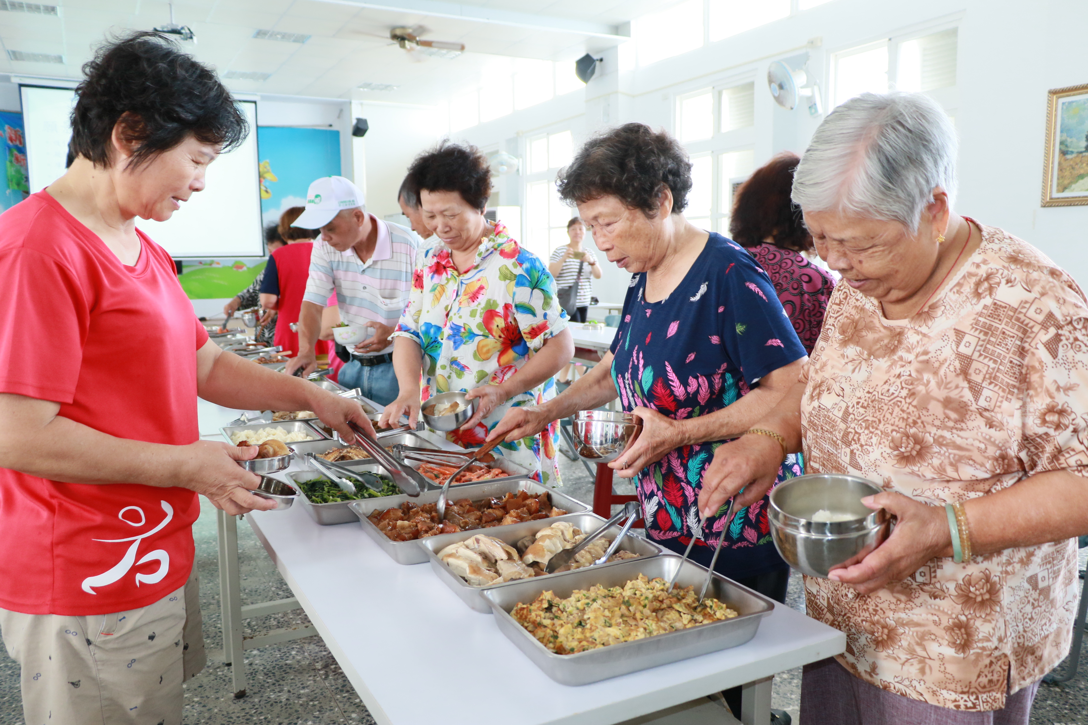 嵩山社區老人共餐大都取自當地食材  如沿岸捕的魚和自種的蔬菜  自養的家禽