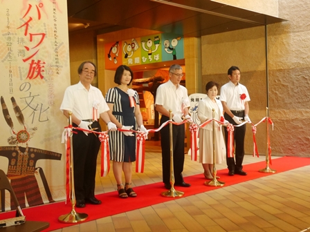 新北市立十三行博物館是日本兵庫縣立考古博物館第一個姊妹館。十三行博物館受邀在日本兵庫縣立考古博物館十週年創館紀念展出排灣族特展。參與貴賓由左至右依順為:日本兵庫縣立考古博物館和田晴吾館長、十三行博物館錢曉珊秘書、世良田次長、清水町長、岡議員。(新北市立十三行博物館提供)