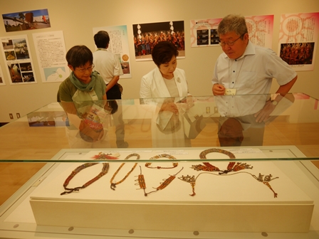 「臺灣排灣族文化特展:太陽王子的神珠」赴日特展，展出排灣族三寶:陶壺、琉璃珠和青銅刀。(新北市立十三行博物館提供)