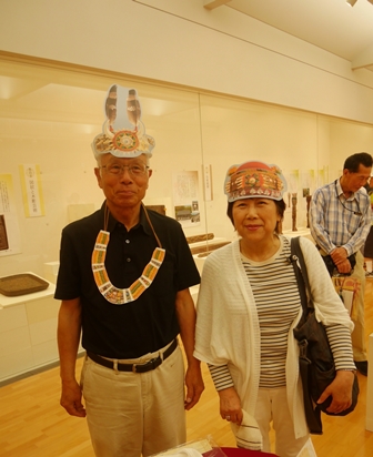 十三行「排灣族文化特展」遠征日本，觀眾可以體驗排灣族的衣飾之美。(新北市立十三行博物館提供)