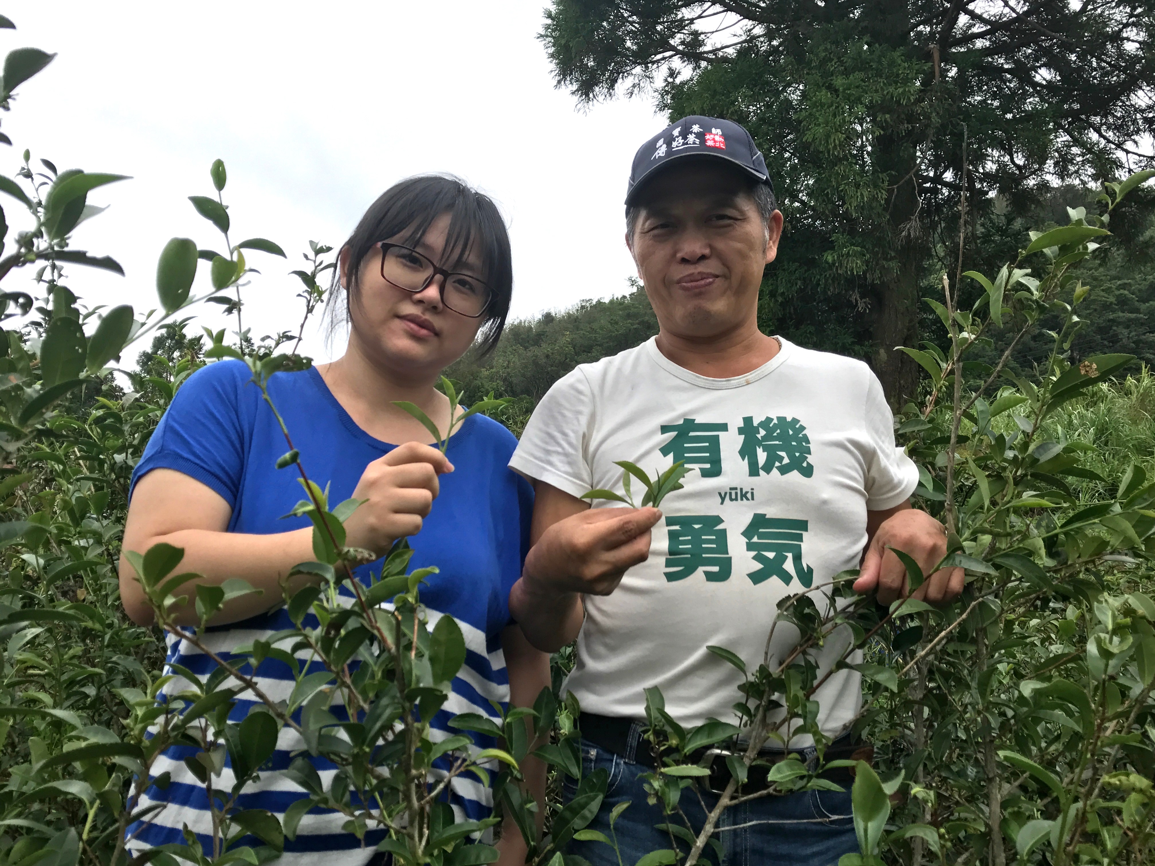 三和有機茶園主人余三和與大女兒余雪如2