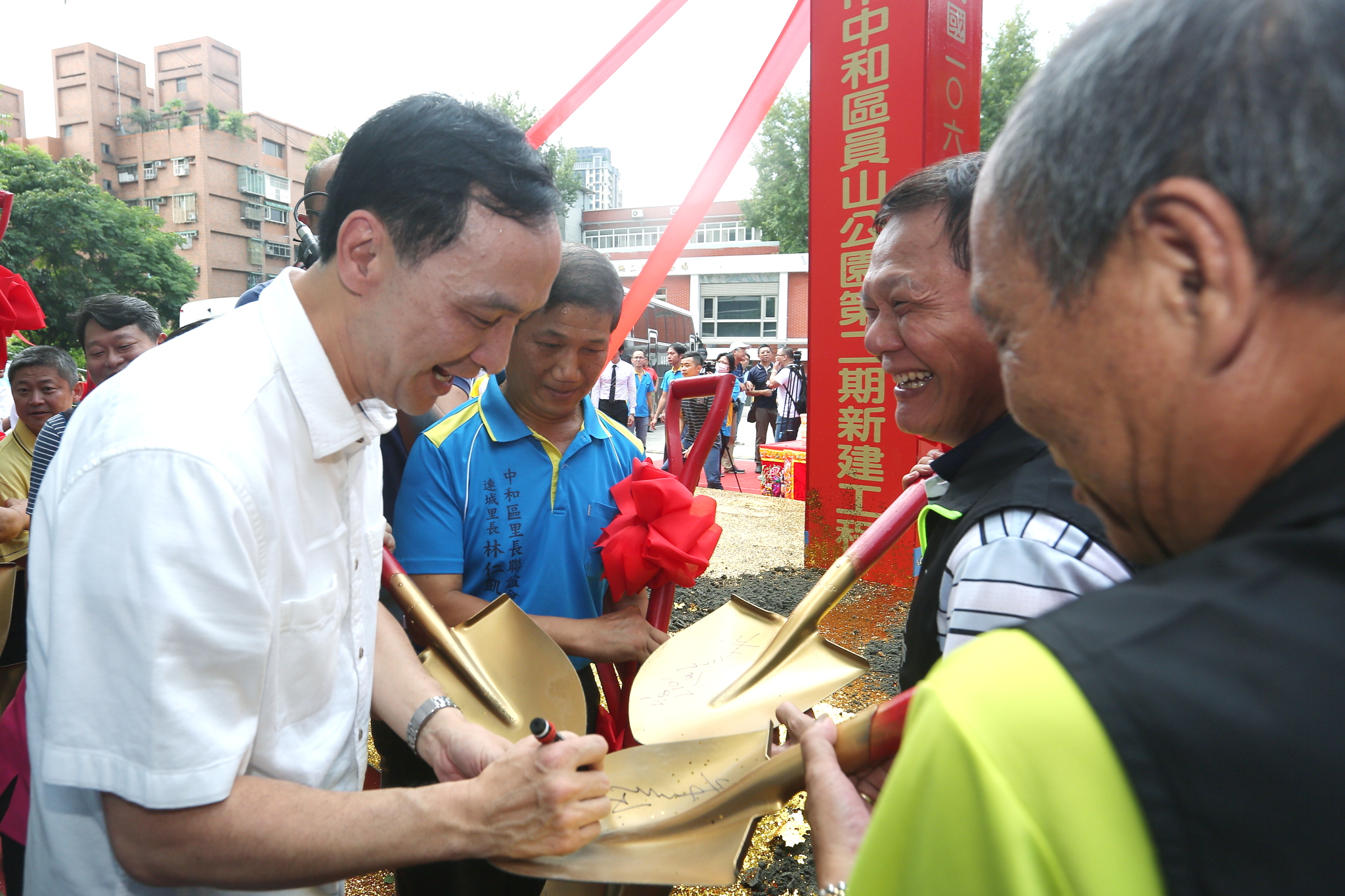 朱市長出席中和區員山公園二期工程開工動土典禮，民眾熱情索取市長簽名金鏟子