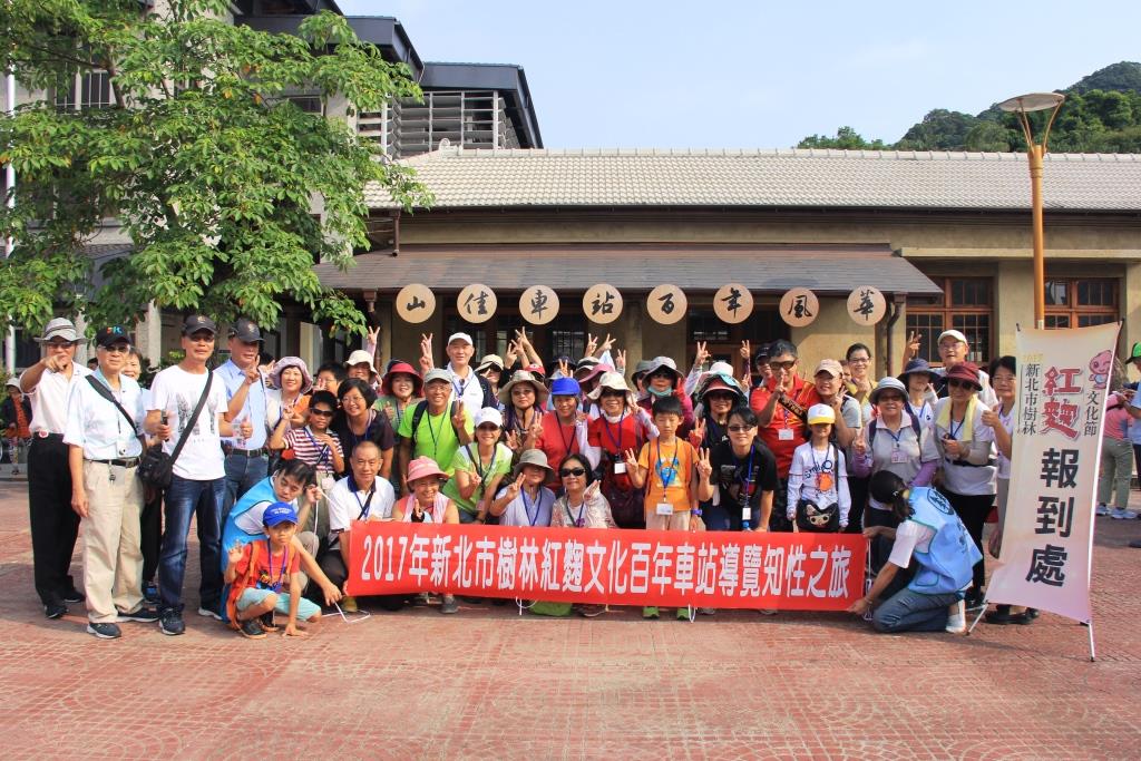 百年山佳車站古蹟前大合照