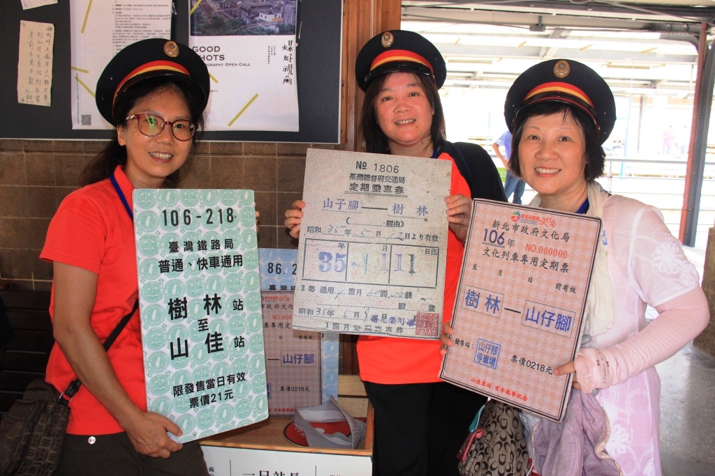 民眾擔任一日站長打卡合照