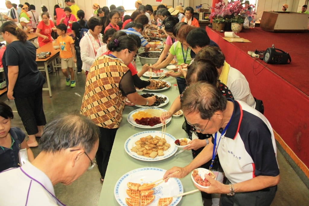 參與導覽民眾品嚐紅麴美食料理