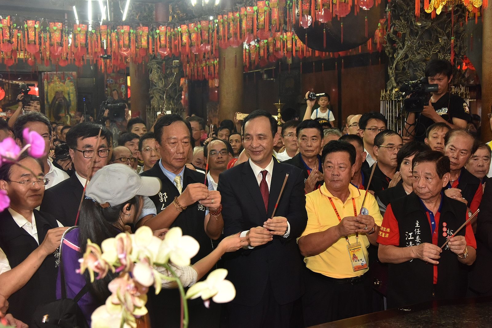 朱市長與貴賓向湄洲媽祖參拜祈求國泰民安