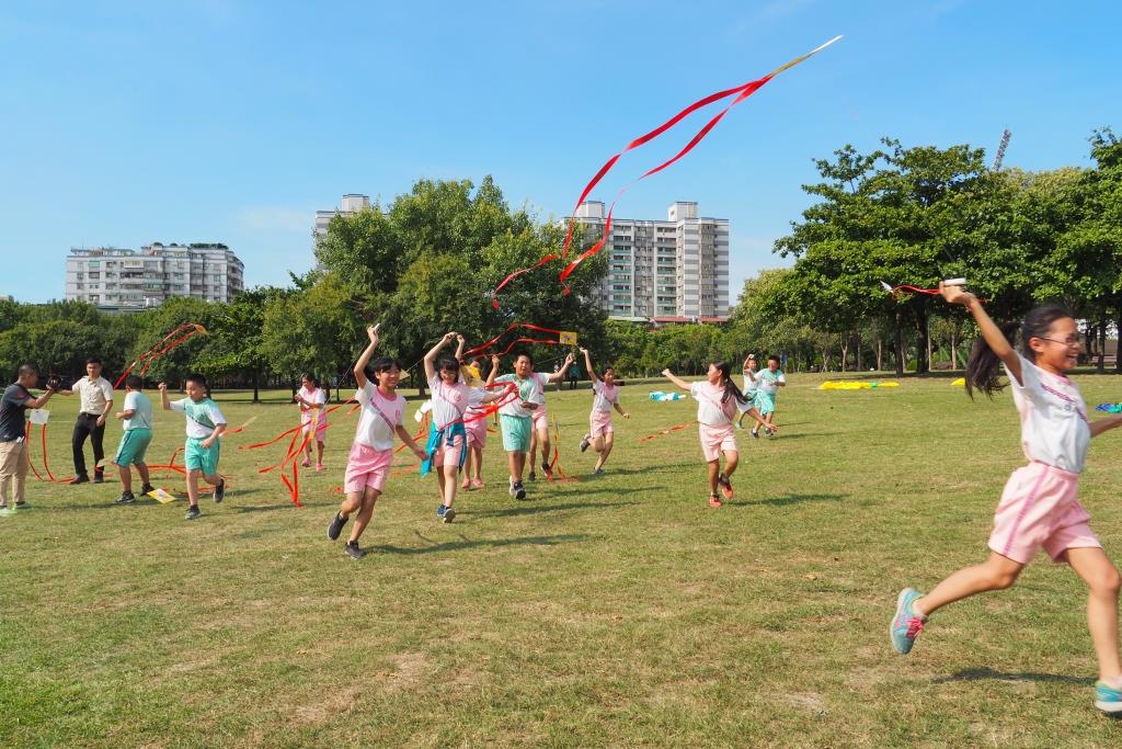 小朋友在草地上奔跑放飛風箏-新北市文化局