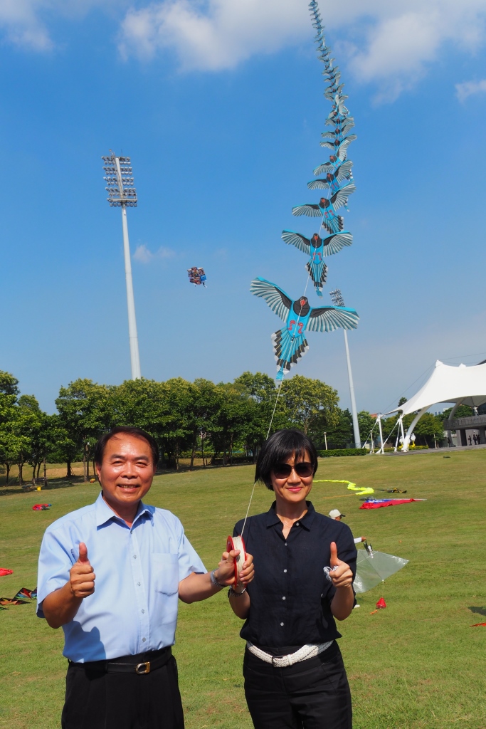 文化局副局長于玟(右)與石門區長吳嘉榮(左)共同展示「台灣藍鵲」主題風箏-新北市文化局