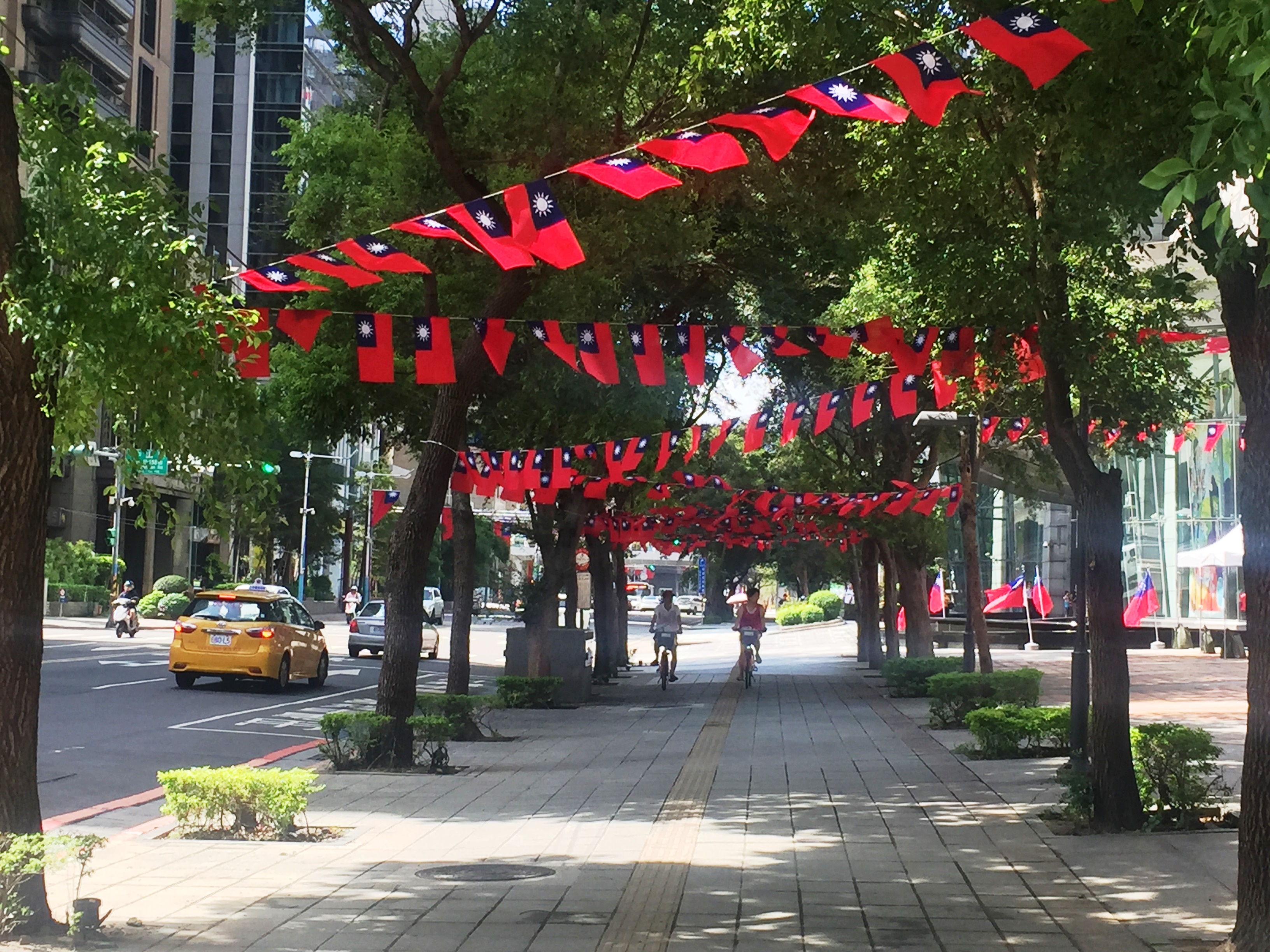 一旁的人行道也成為國旗隧道，吸引不少民眾駐足打卡