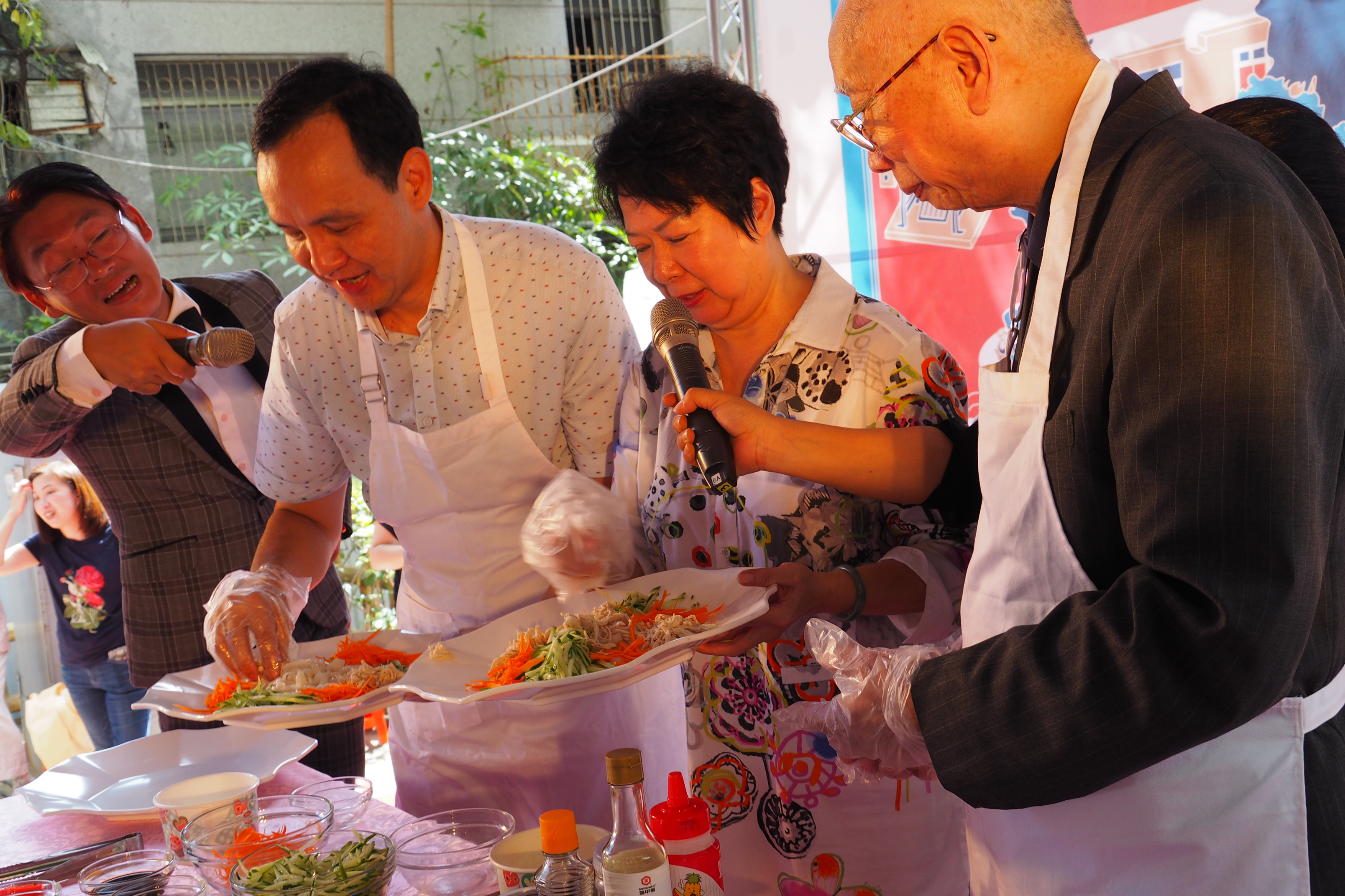 朱市長與眷村美食家王蓉蓉及前三重一村村長朱楚雲將軍共同製作眷味小菜「雞絲涼皮」