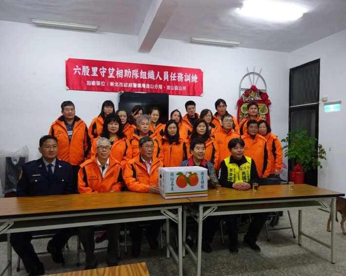 106年區長慰問隊員贈送慰問金及水果