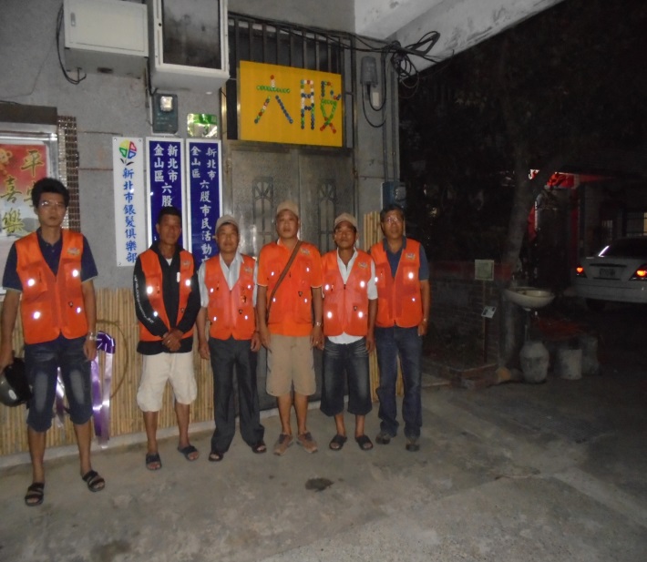六股里長帶領隊員巡邏社區