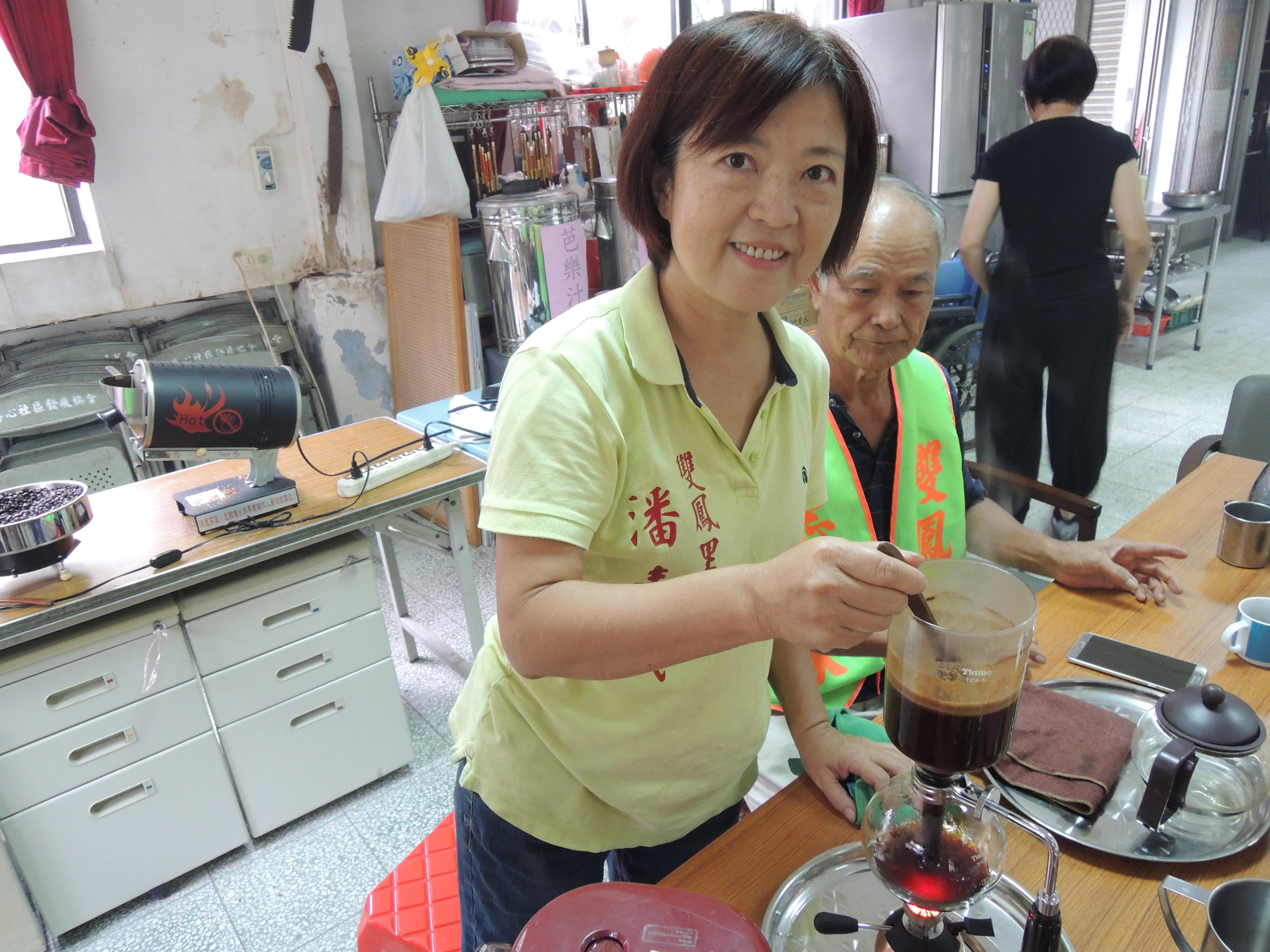 潘素娥（右4黃上衣者）也以咖啡生果熬煮果茶，據說能提升體內血紅素，有助健康，都受到老人家相當的歡迎。