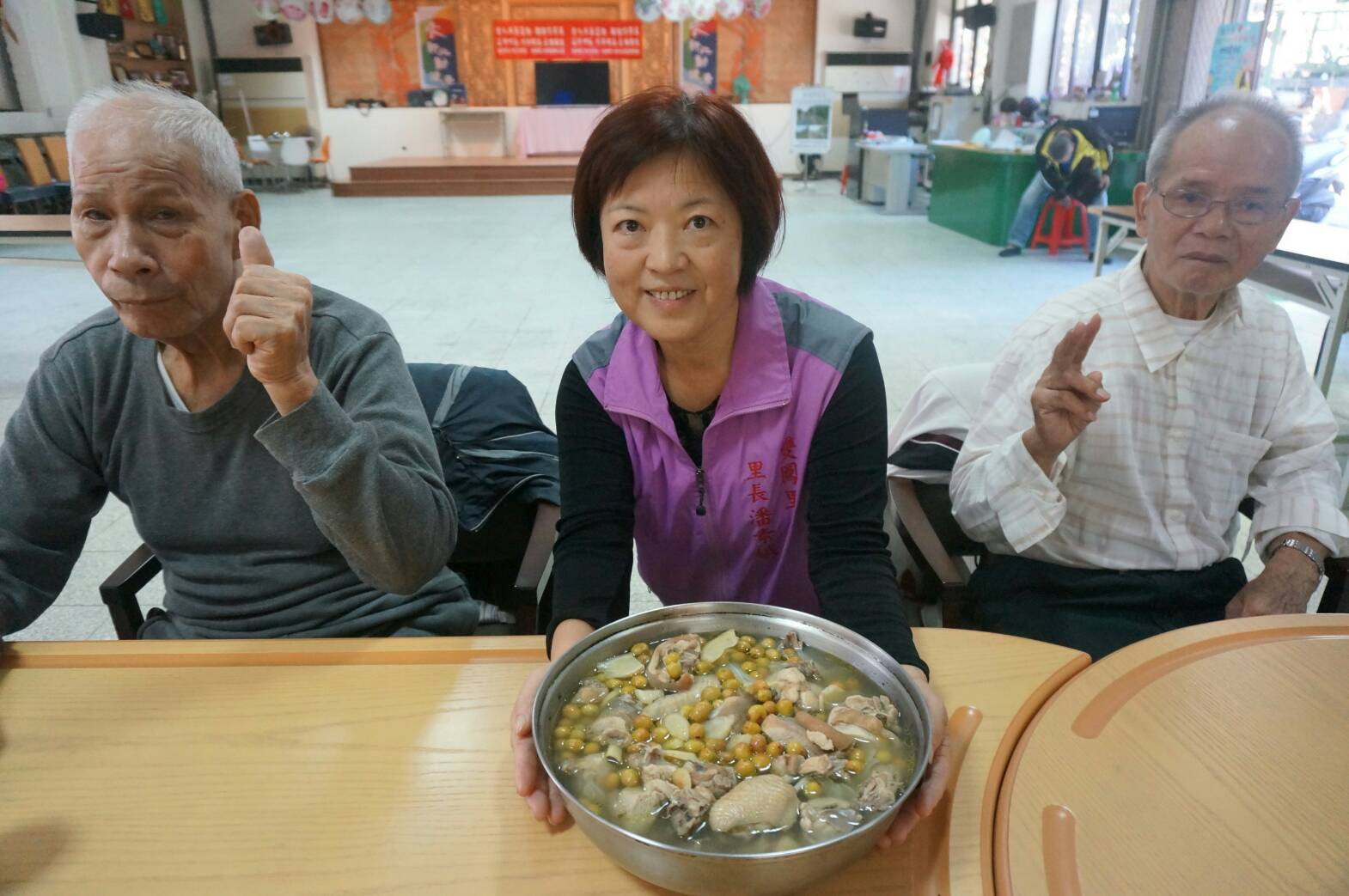 咖啡果肉有淡淡的甜香味，潘素娥（中間紫背心）特別拿來煮雞湯在老人共餐上菜，湯頭喝起來清甜，就像放了一點枸杞，沒有油膩感，而且雞肉還帶有淡淡的果香及咖啡味，相當爽口