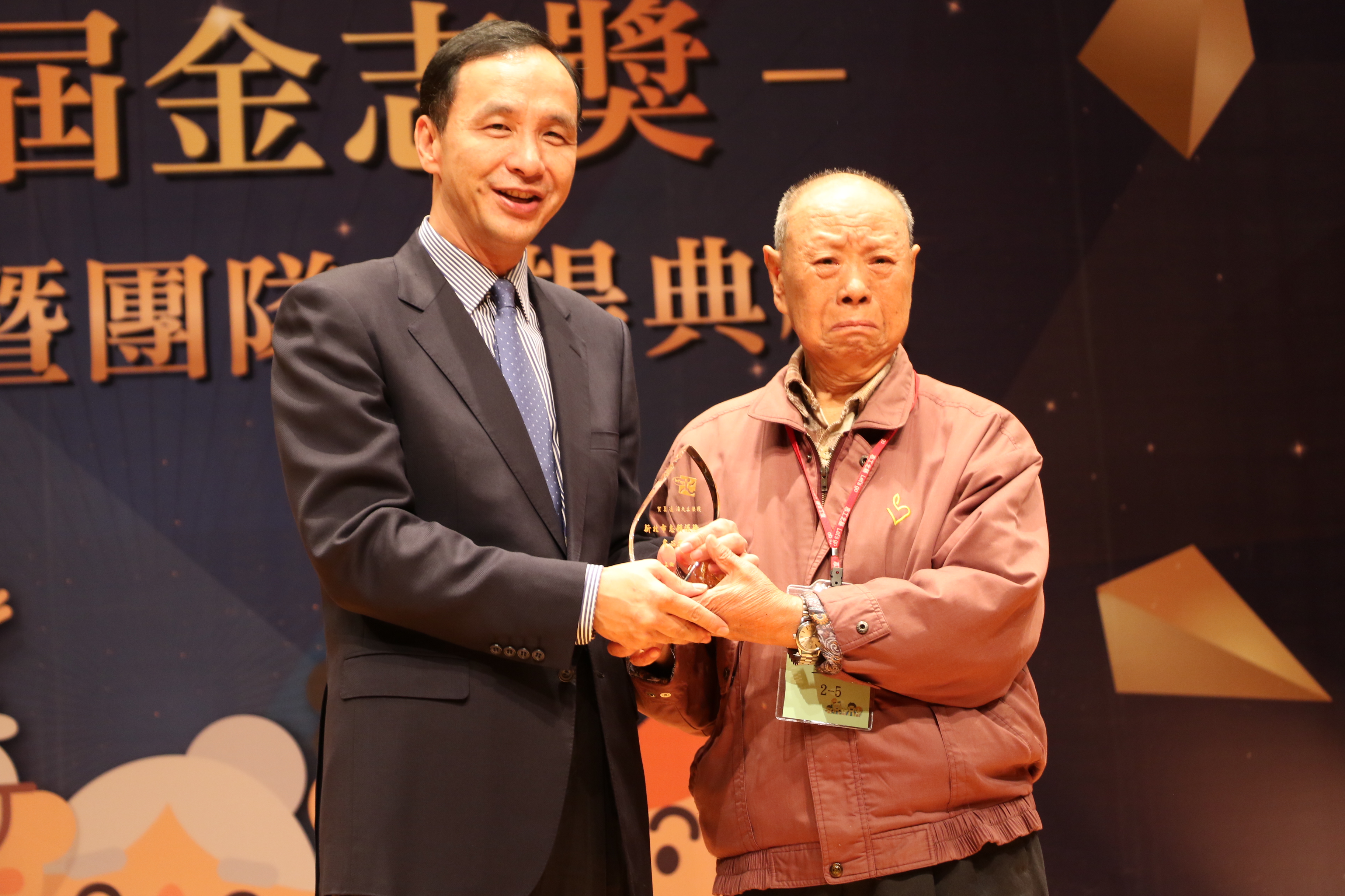 83歲的王遠治獲獎時神情激動